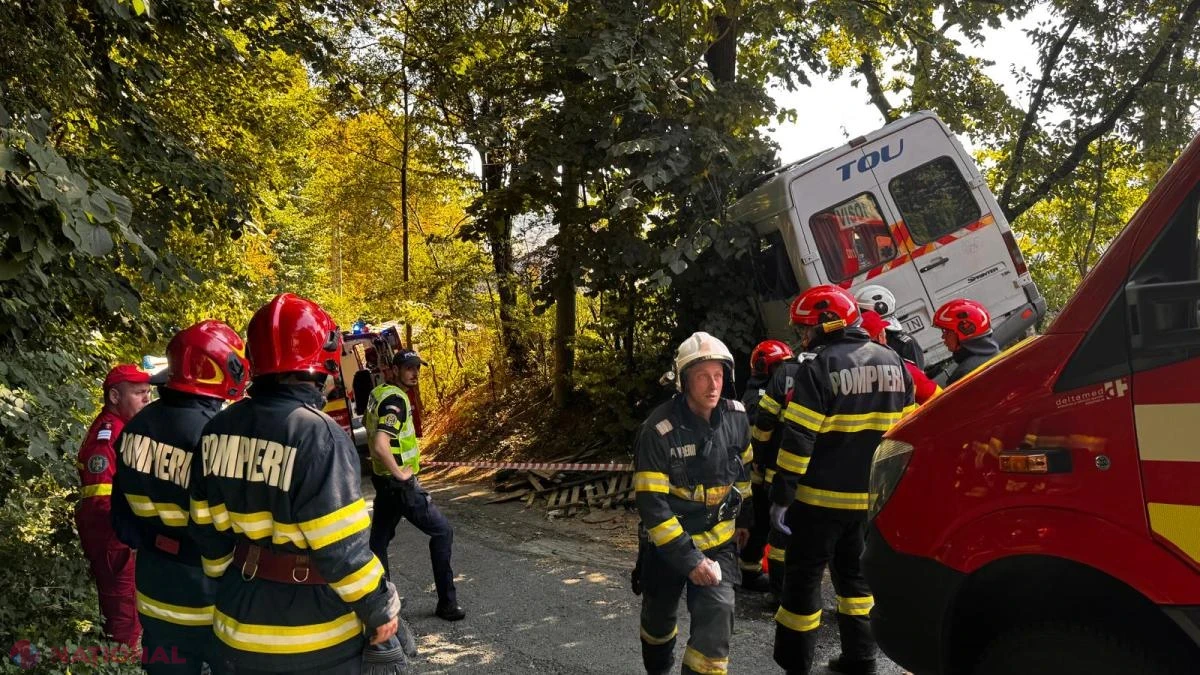 Plan roșu de intervenție la Câmpulung: un mort și mai mulți răniți, după ce un microbuz cu 16 persoane a intrat într-un copac