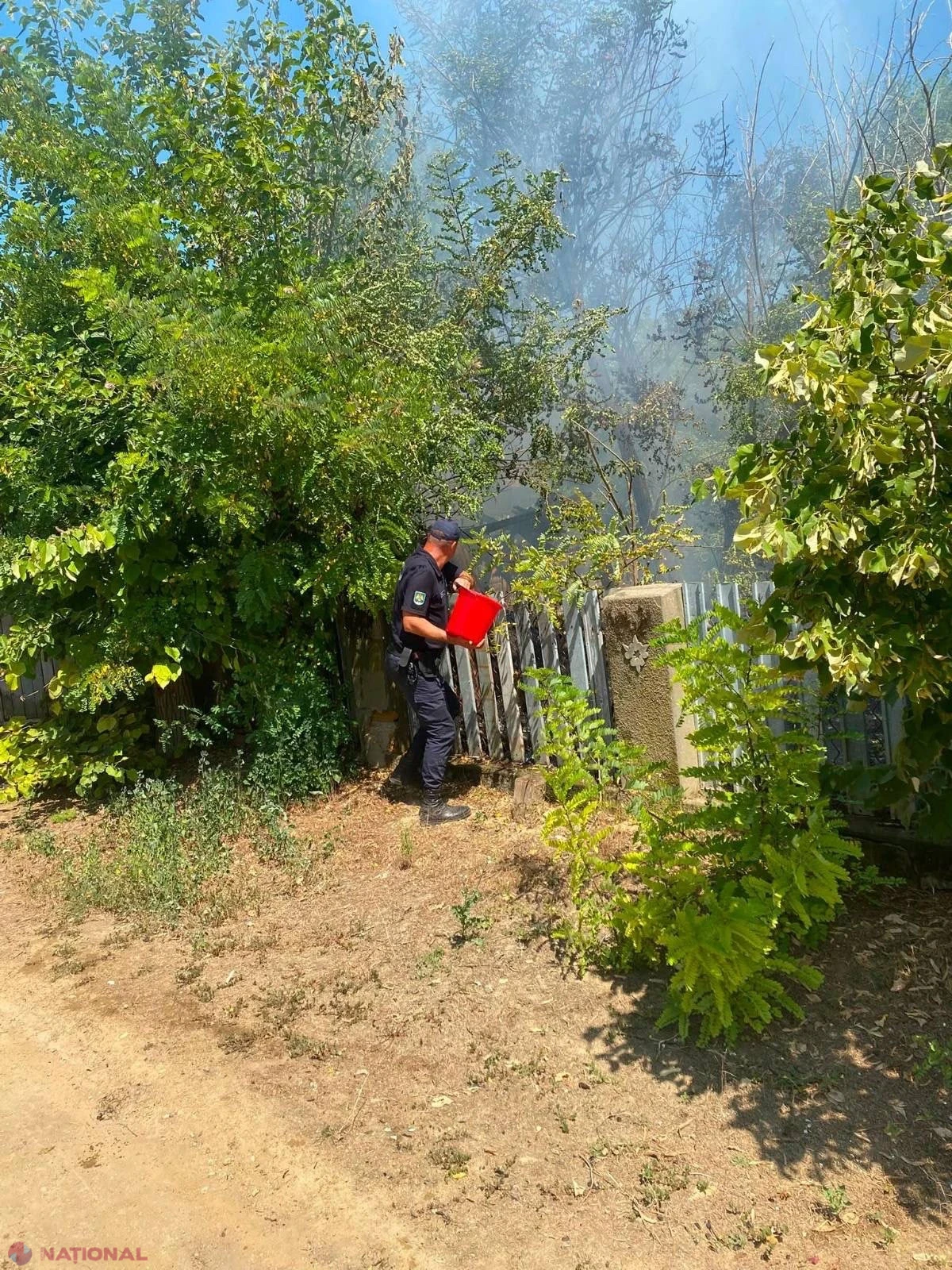 Polițiștii de frontieră de la Căplani, în prima linie la stingerea unui incendiu care amenința casele din sat