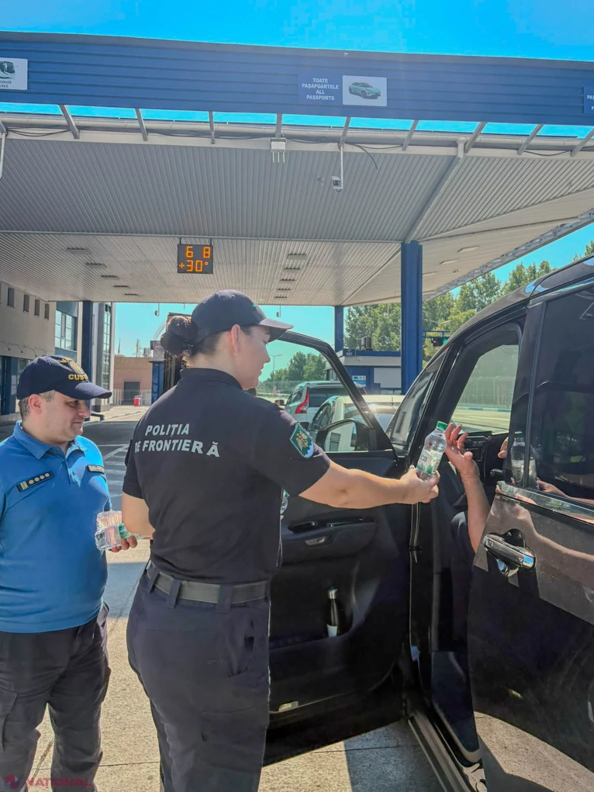 Poliția de Frontieră și Serviciul Vamal oferă apă și sprijin călătorilor, în plină caniculă, la punctul Palanca-Maiaki-Udobnoe