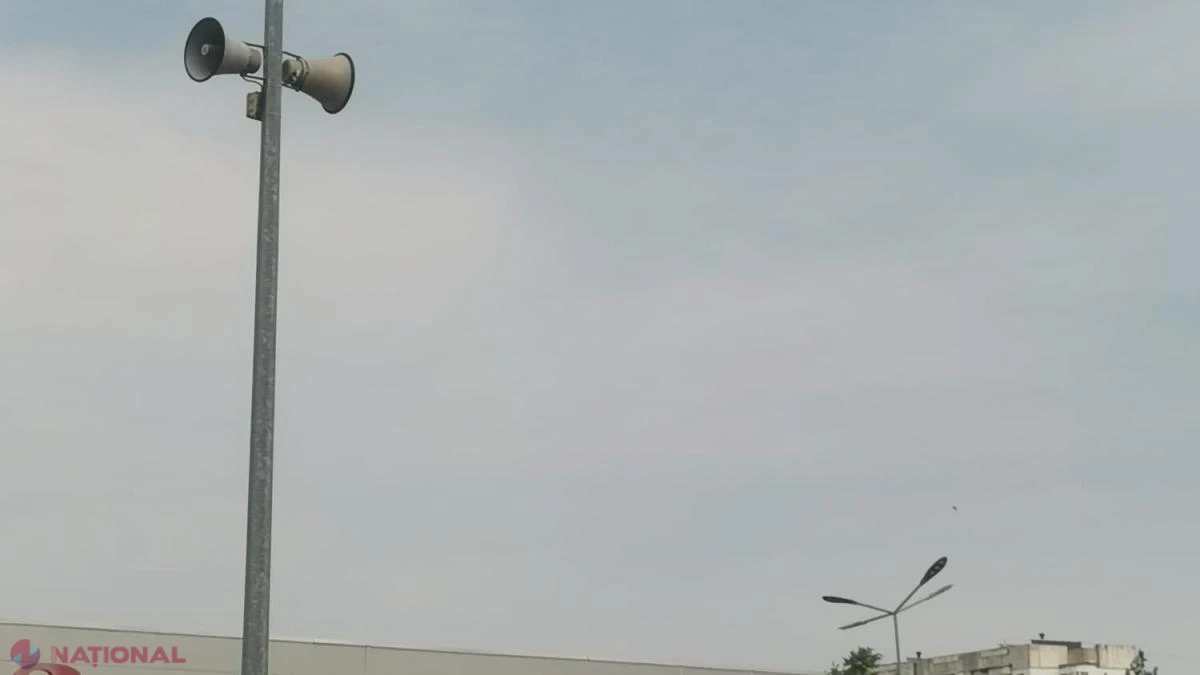 Moldovenii, avertizați la supermarket de poliție despre escrocheriile telefonice. Ce lecție ar putea prelua România
