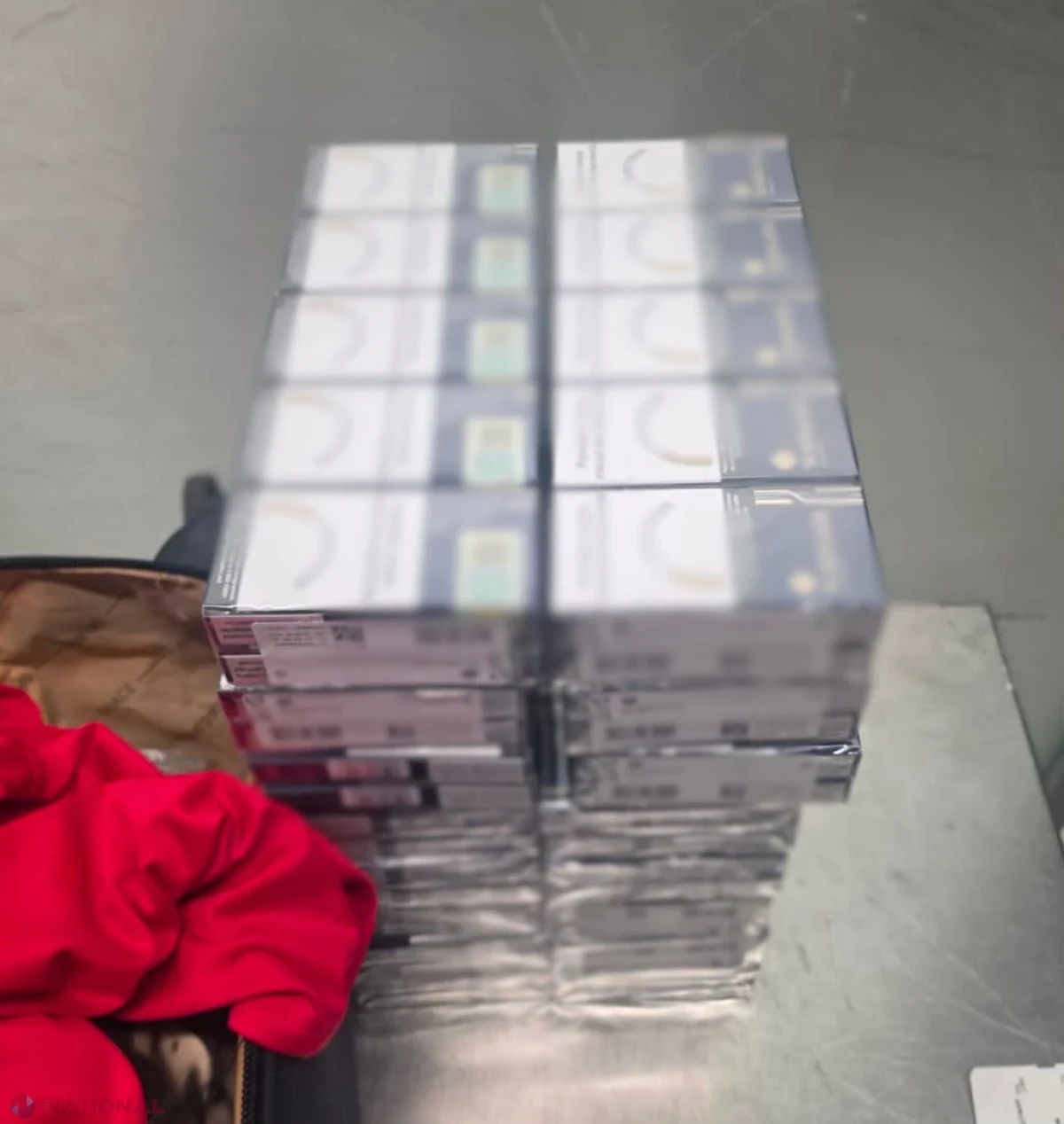 Bagaj burdușit cu țigări, descoperit pe ruta Chișinău–Londra de vameșii de pe Aeroportul Internațional Chișinău
