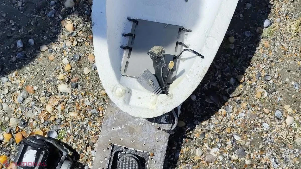 Fragment de dronă adus de valuri pe plaja din Olimp, găsit de un salvamar și ridicat de autorități