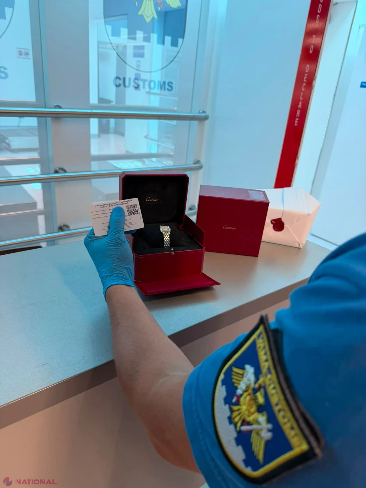 Ceas de 10 mii de dolari și sute de articole vestimentare, depistate nedeclarate în vama de la Aeroportul Chișinău
