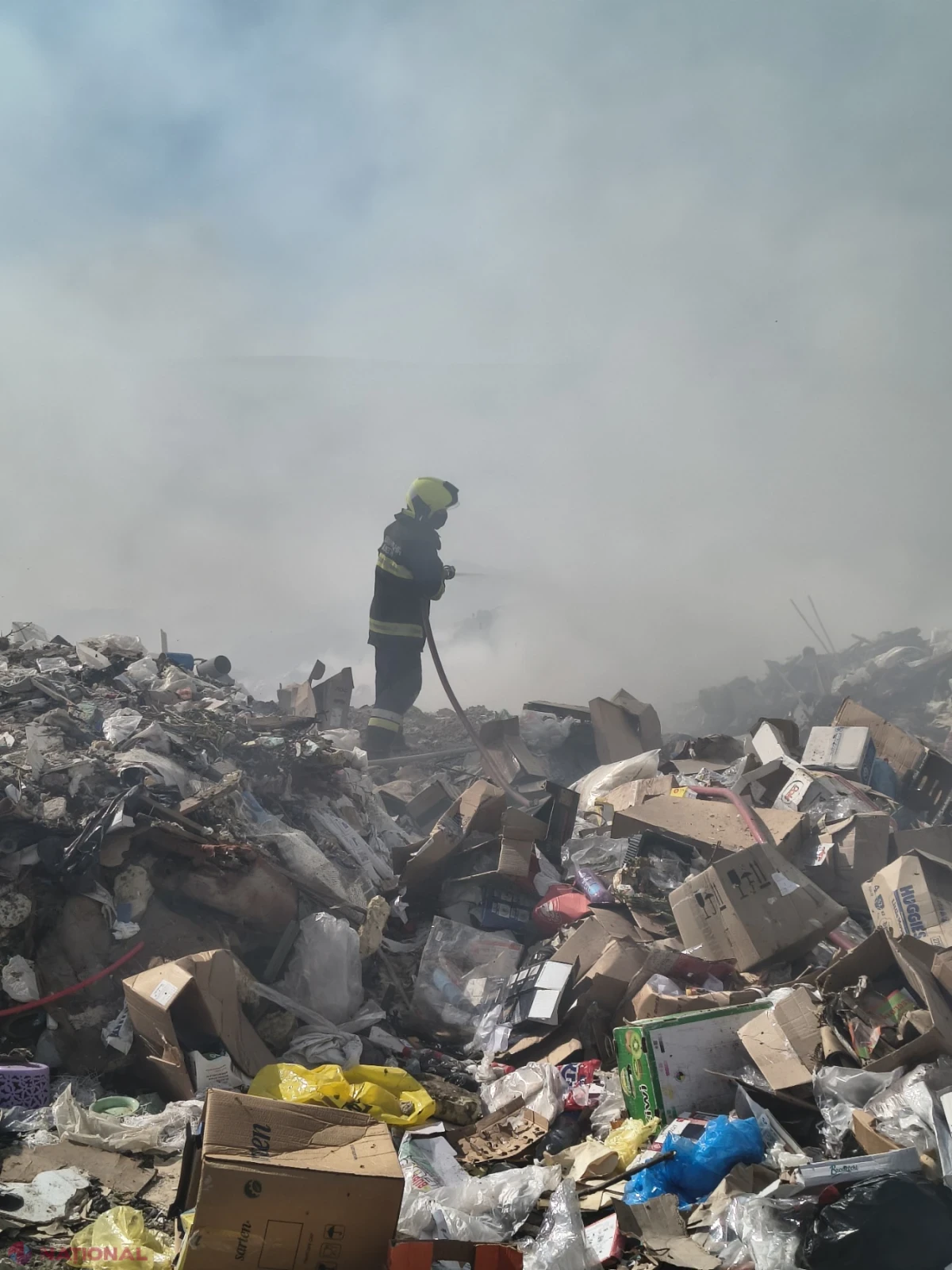 Incendiu de proporții la gunoiștea orășenească din Orhei: pompierii IGSU intervin pe parcursul nopții și dimineții
