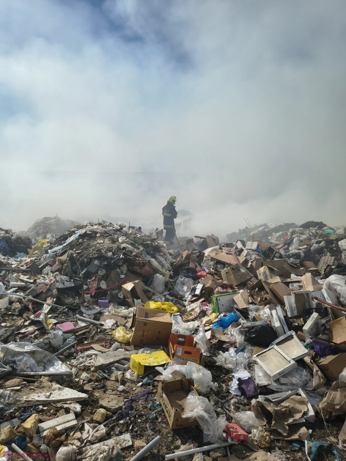 Incendiu de proporții la gunoiștea orășenească din Orhei: pompierii IGSU intervin pe parcursul nopții și dimineții