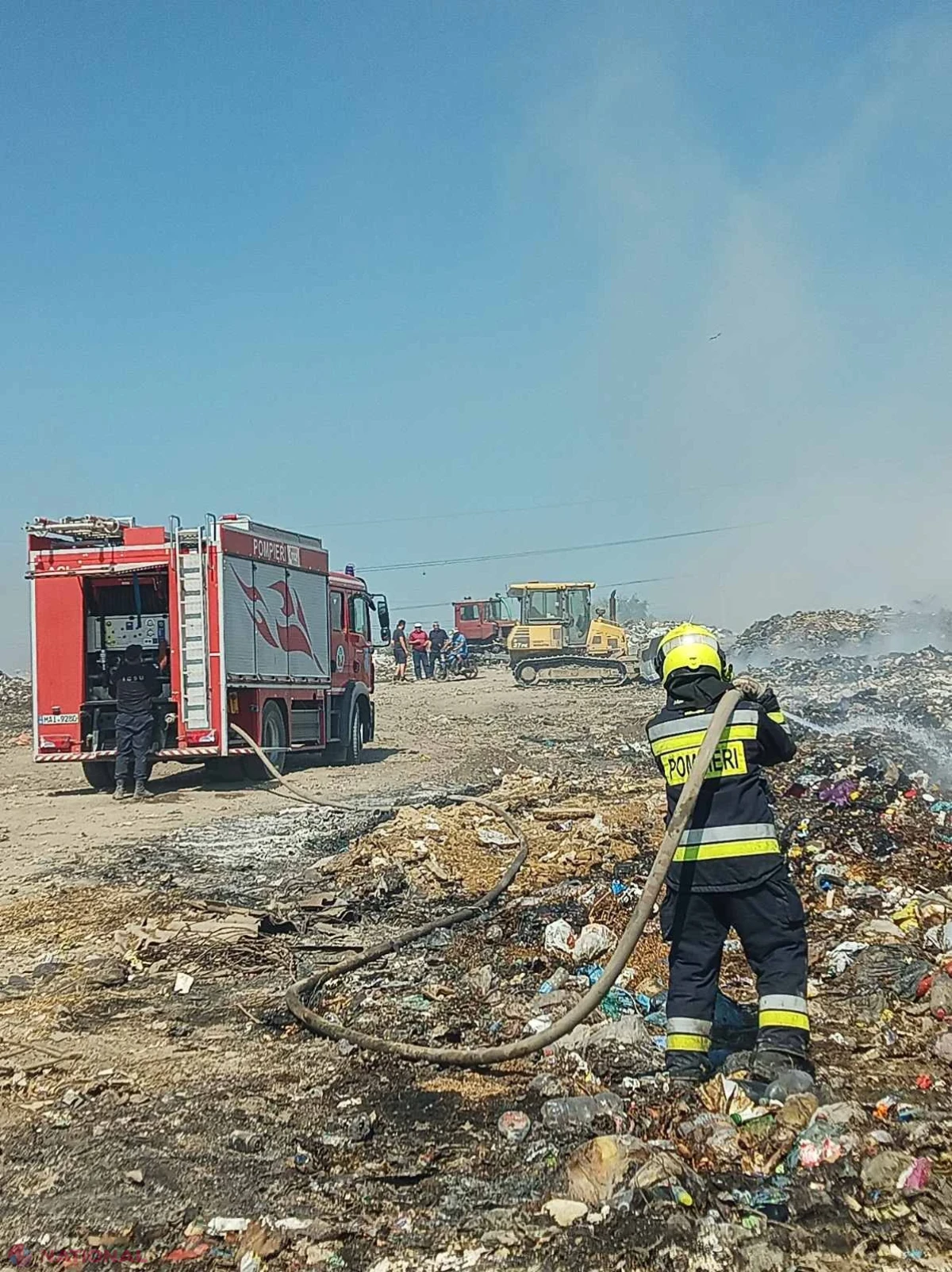Pompierii IGSU luptă de peste 24 de ore cu incendiul de la gunoiștea din Orhei