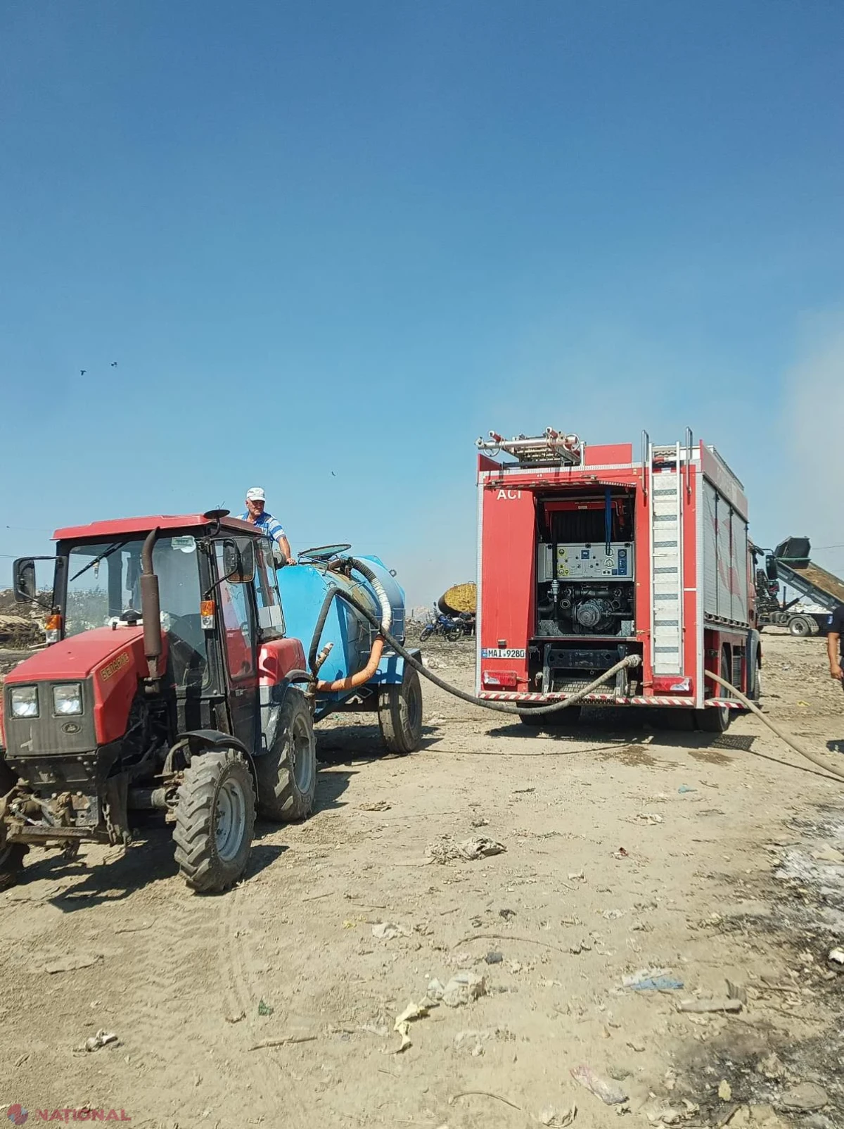 Pompierii IGSU luptă de peste 24 de ore cu incendiul de la gunoiștea din Orhei