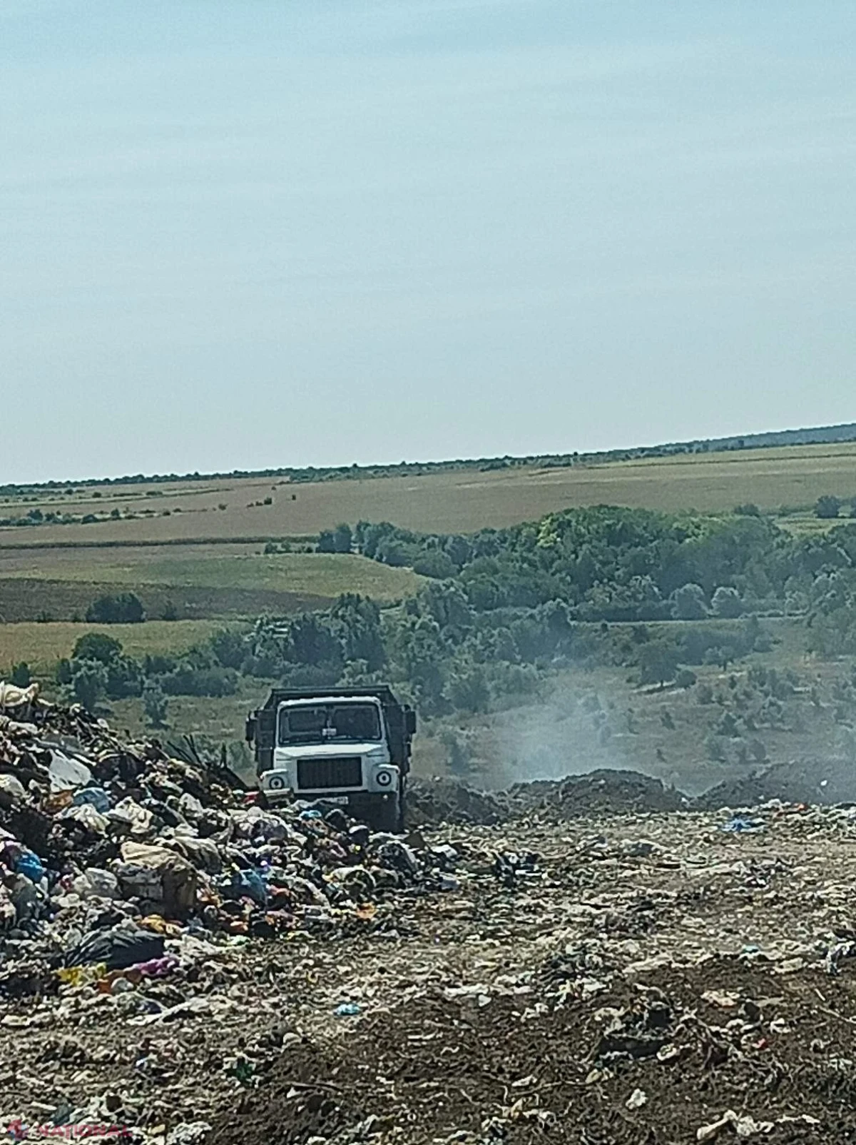 Pompierii IGSU luptă de peste 24 de ore cu incendiul de la gunoiștea din Orhei