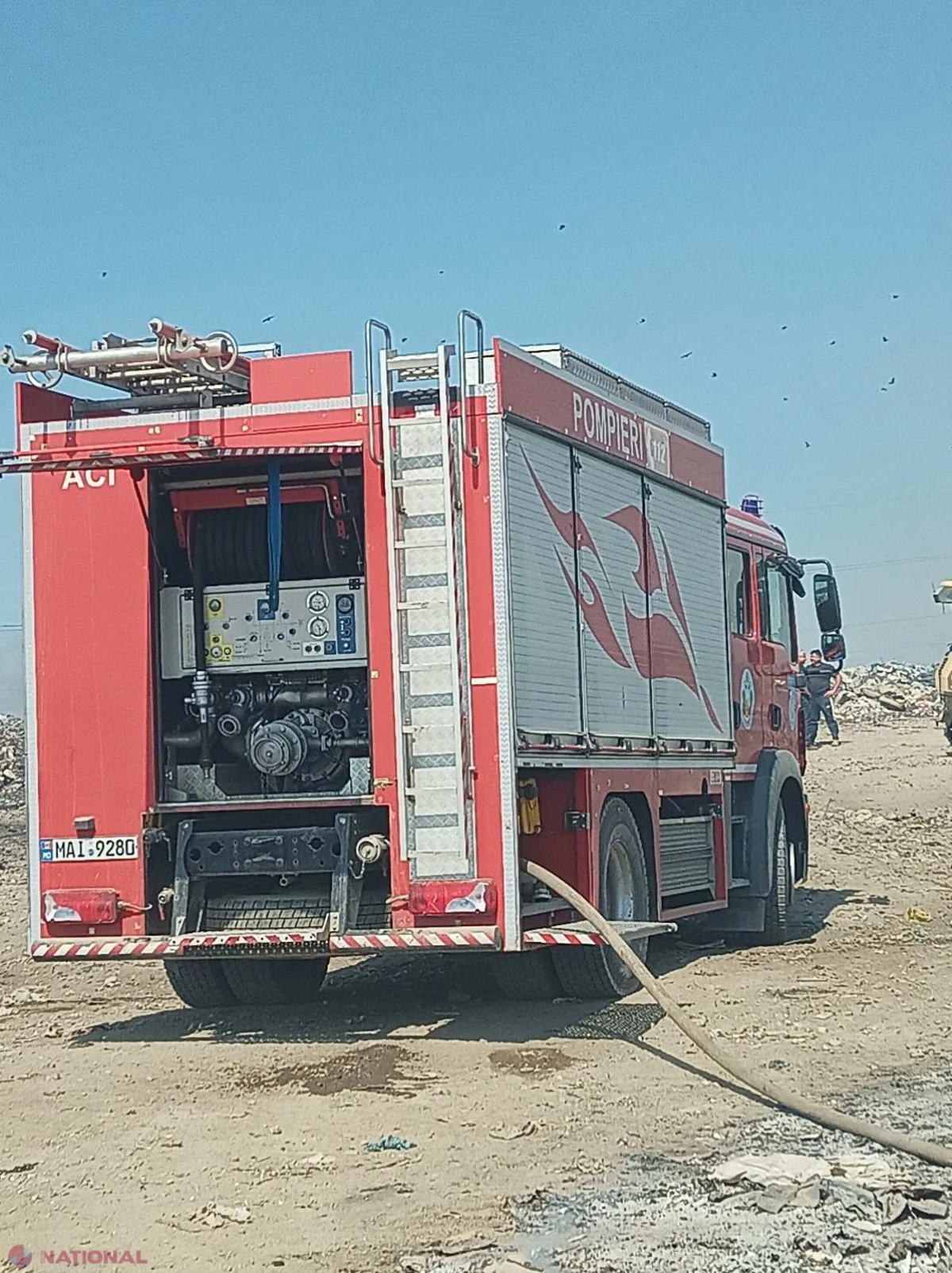Pompierii IGSU luptă de peste 24 de ore cu incendiul de la gunoiștea din Orhei