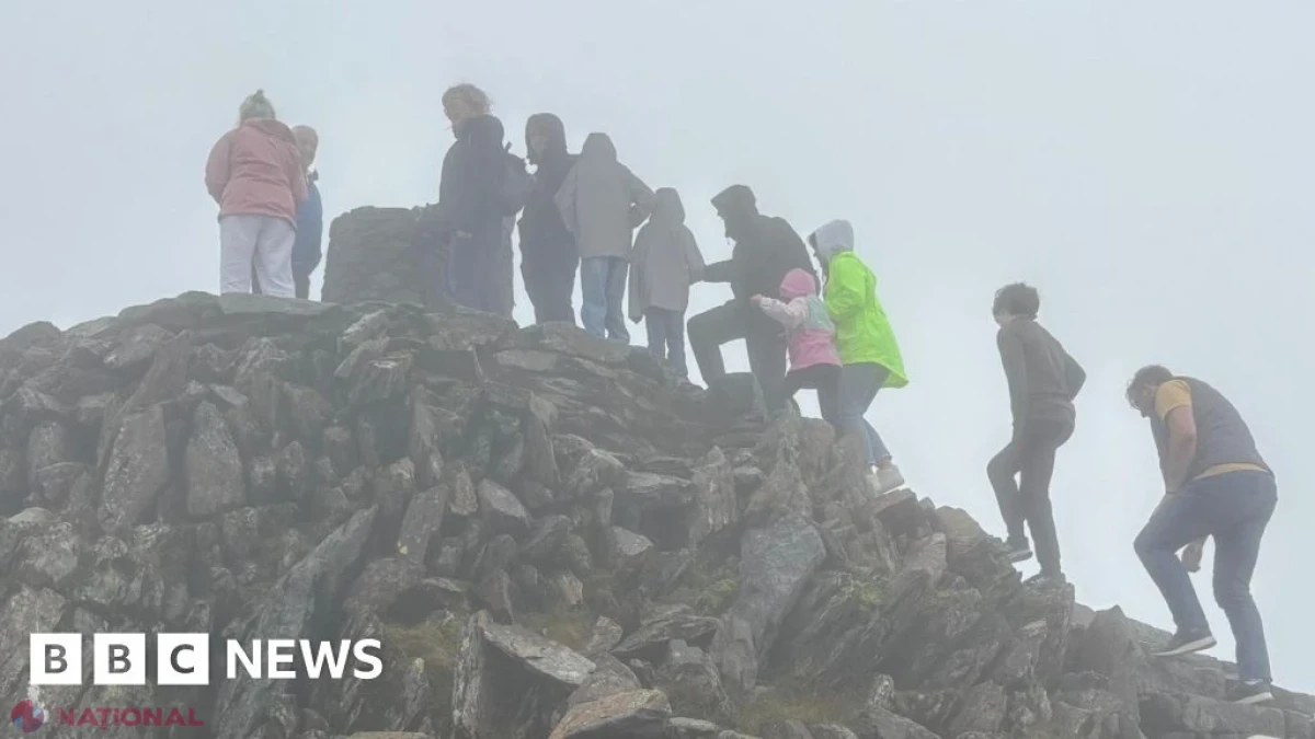 Scandal pe cel mai înalt vârf din Țara Galilor: turiștii se ceartă la coadă pentru a ajunge pe creastă și la placa de pe Yr Wyddfa/Snowdon