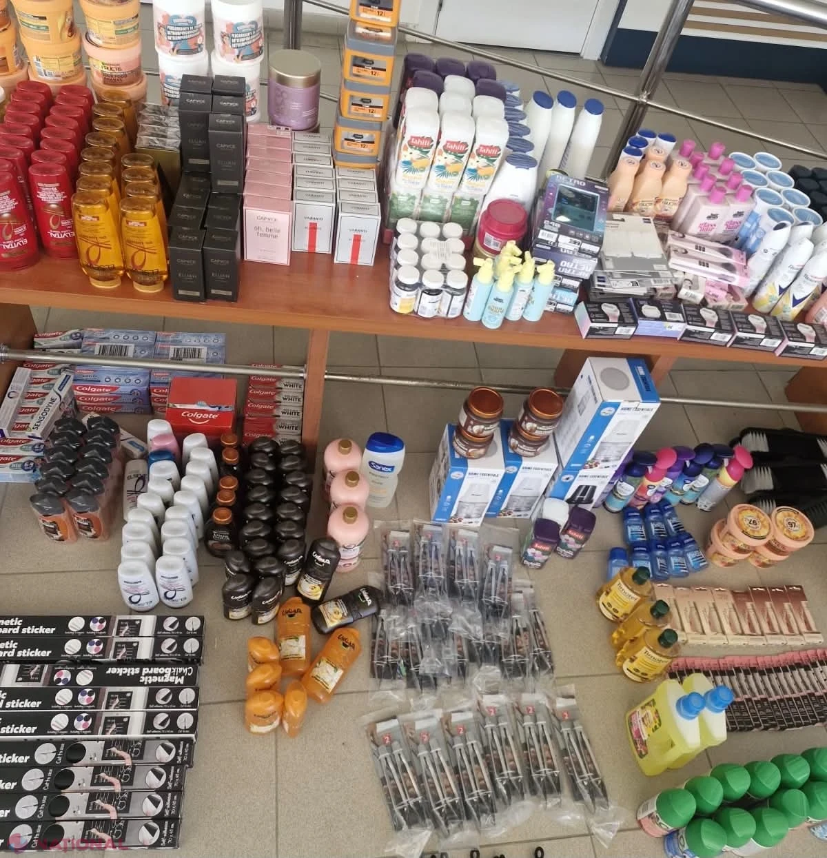 Lot comercial de mărfuri nedeclarate, descoperit în microbuz venit din Franța la vama Lipcani