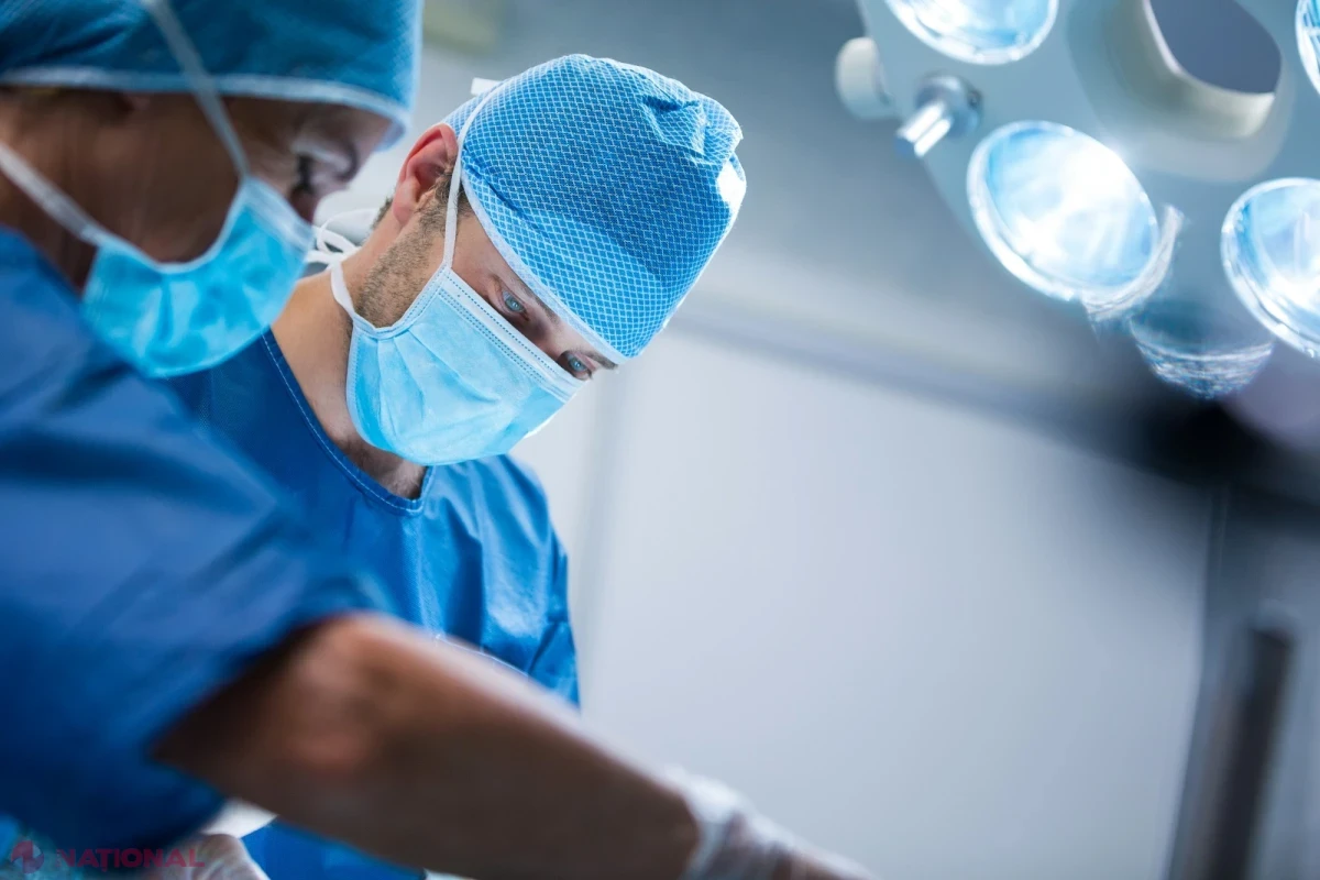 Neurochirurgii din Londra salvează vederea unui pacient de 48 de ani prin prima operaţie pe creier asistată de inteligenţă artificială