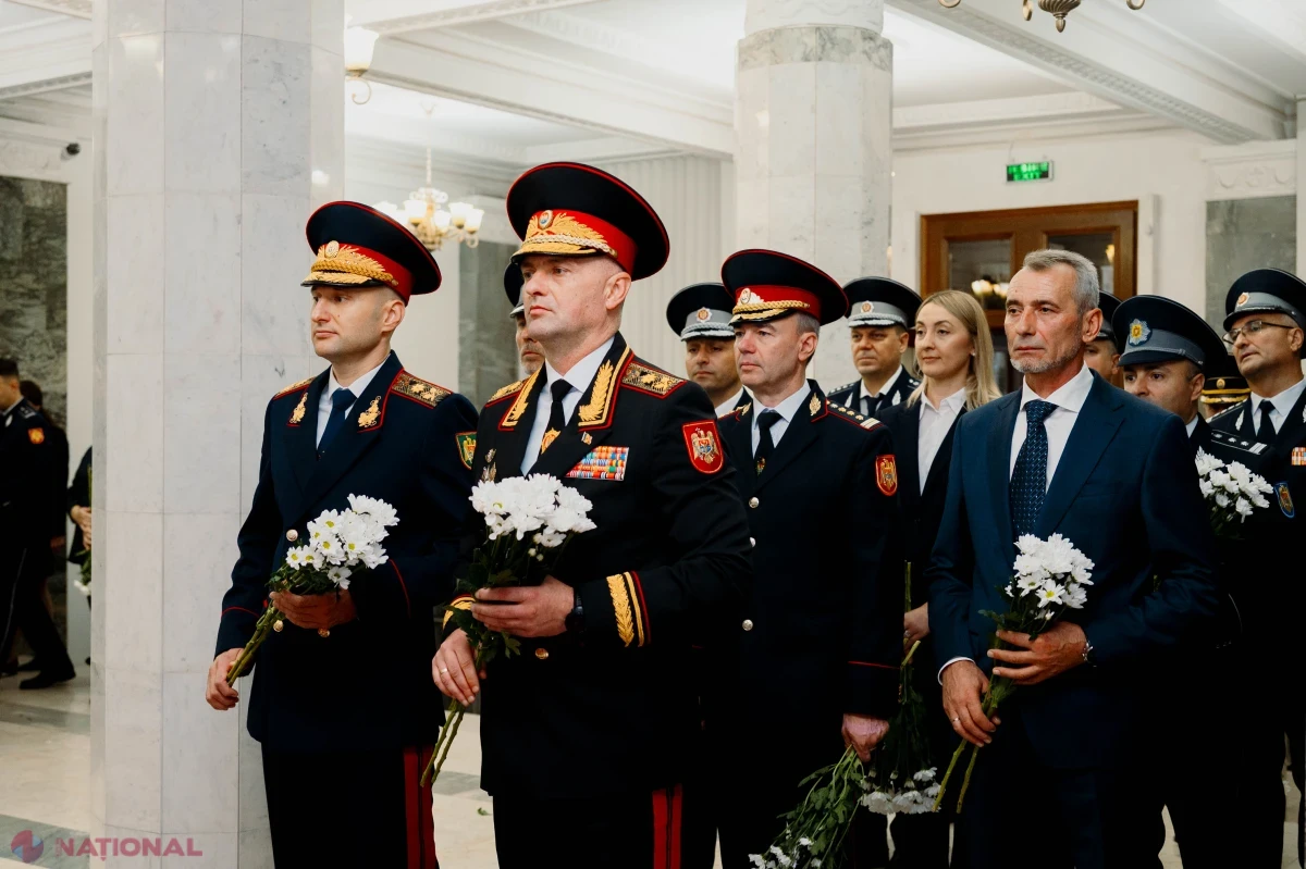 Polițiștii de frontieră au depus flori și au adus omagii de Ziua Independenței Republicii Moldova