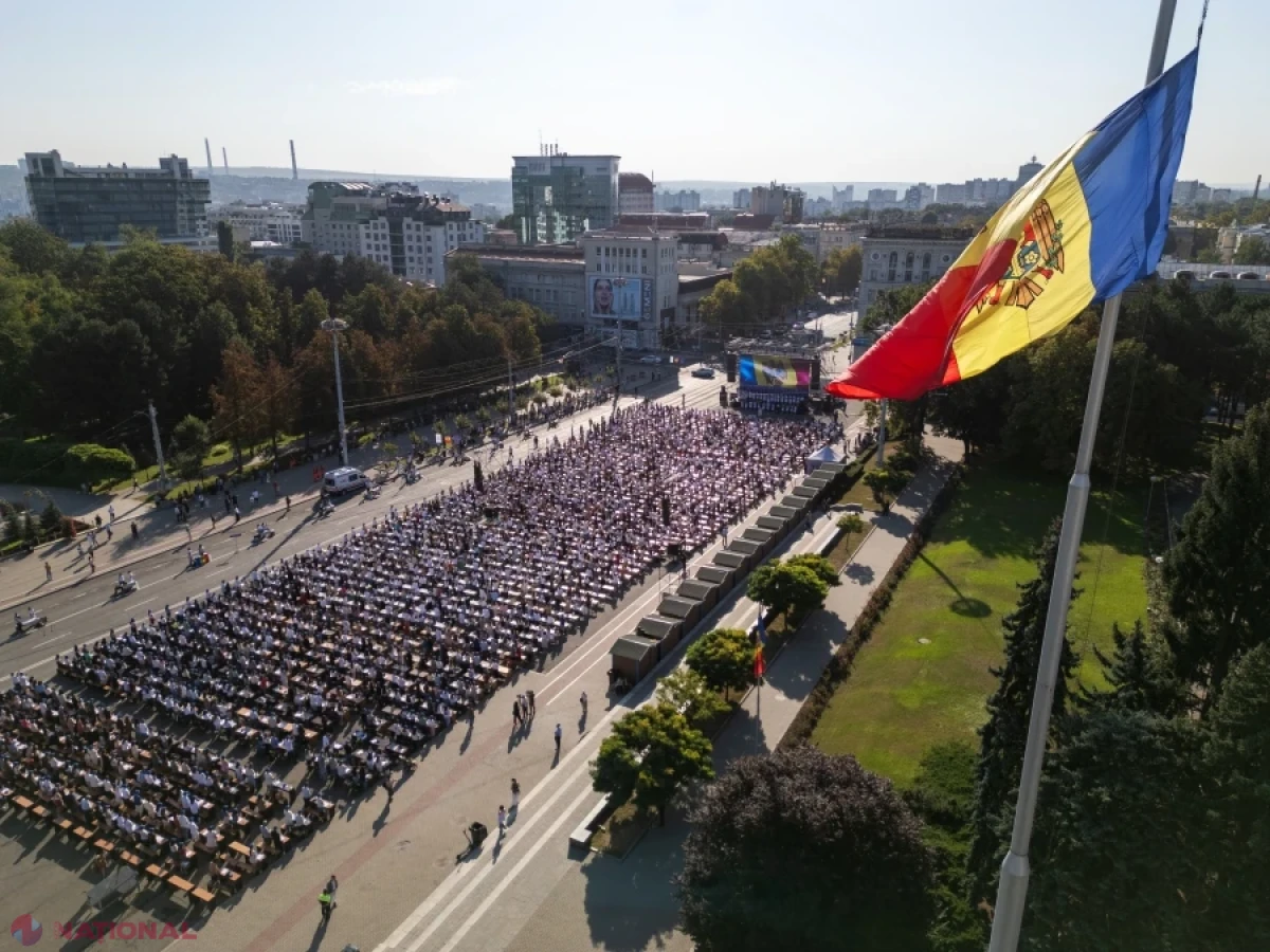 Mii de oameni, împreună pentru Marea Dictare Națională de Ziua Limbii Române în Republica Moldova