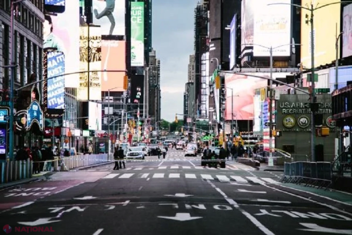 Atac sângeros în Times Square: o femeie a înjunghiat două persoane, ucigând una, înainte să fie împuşcată de poliţişti