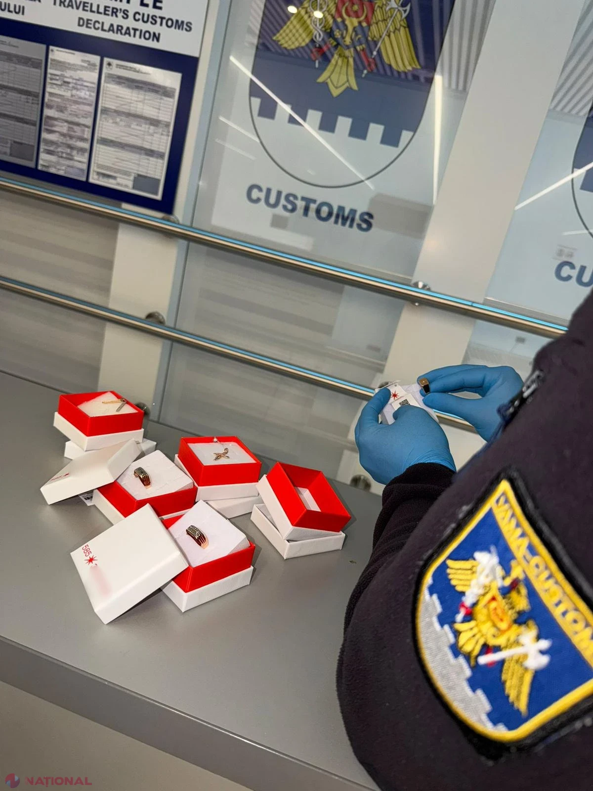 Pasagere prinse pe „coridorul verde” la Aeroportul Chișinău cu bunuri de brand și bijuterii din aur nedeclarate