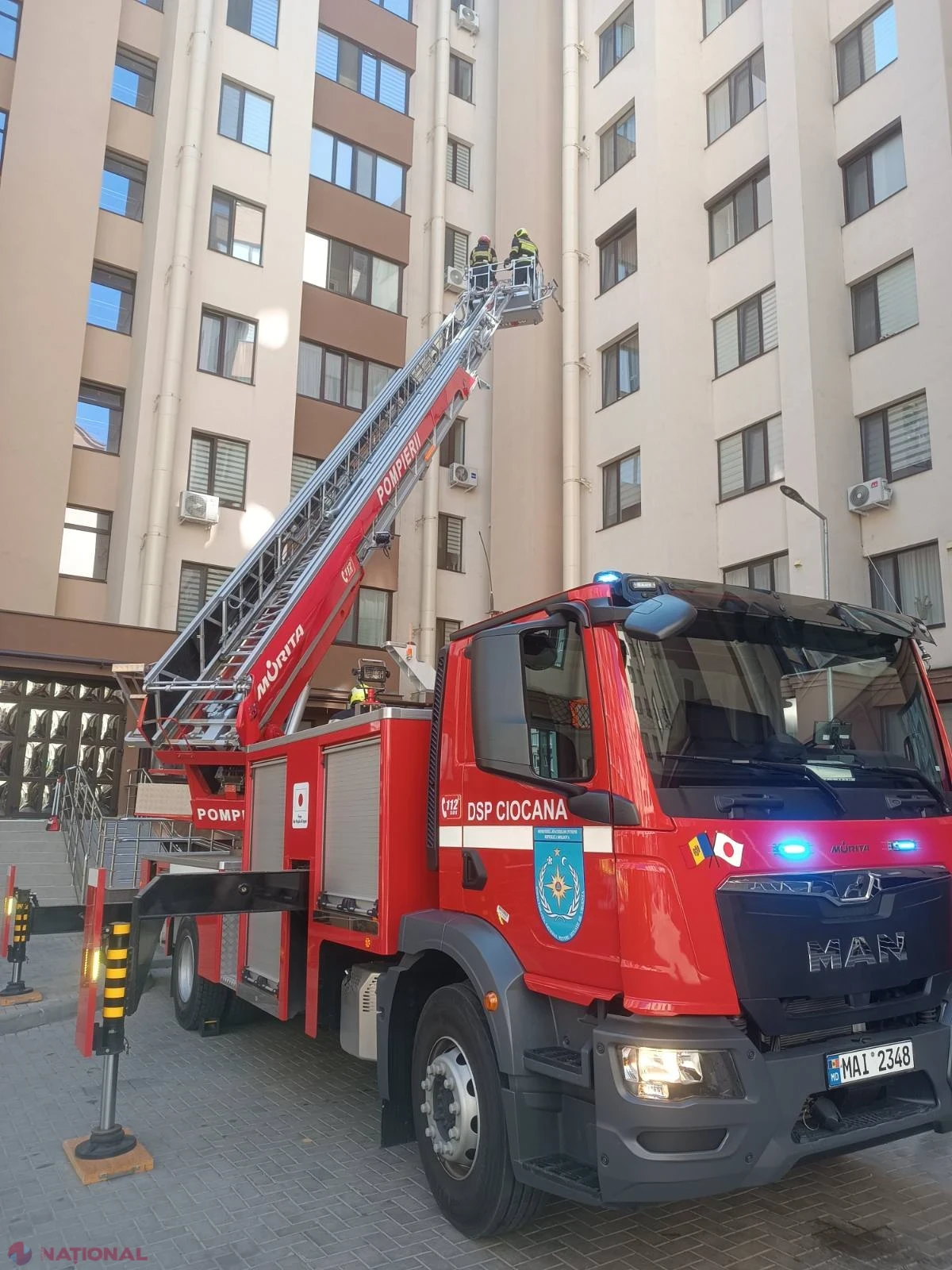 Salvatorii IGSU au scos în siguranță o fetiță de 2 ani rămasă singură într-un apartament din Chișinău