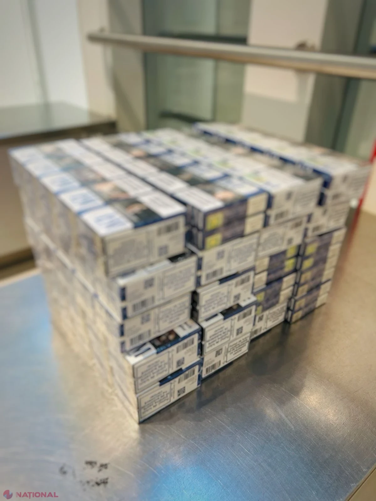 La Aeroportul Internațional Chișinău, doi pasageri au fost prinși cu 8 000 de țigarete nedeclarate în bagaje