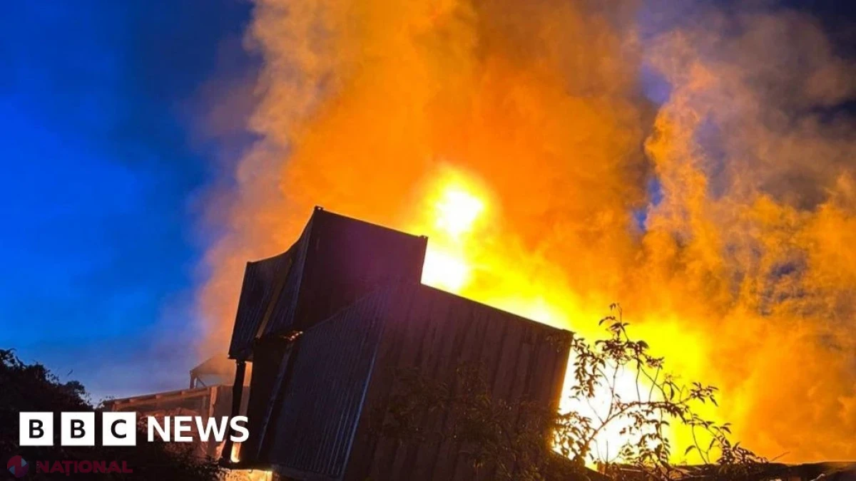 Incendiu de proporții la un centru de reciclare. Consiliul le cere locuitorilor să elimine corect bateriile