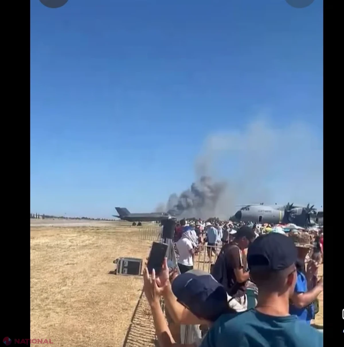 Avion F-4 Phantom prăbușit în timpul unui spectacol aviatic în Grecia: cei doi piloți, găsiți inconștienți, iar incendiul s-a extins spre zone locuite - FOTO, VIDEO