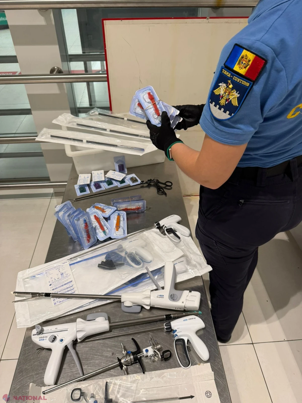 Peste 200 de dispozitive și produse medicale nedeclarate, găsite în bagajele a doi pasageri la Aeroportul Chișinău