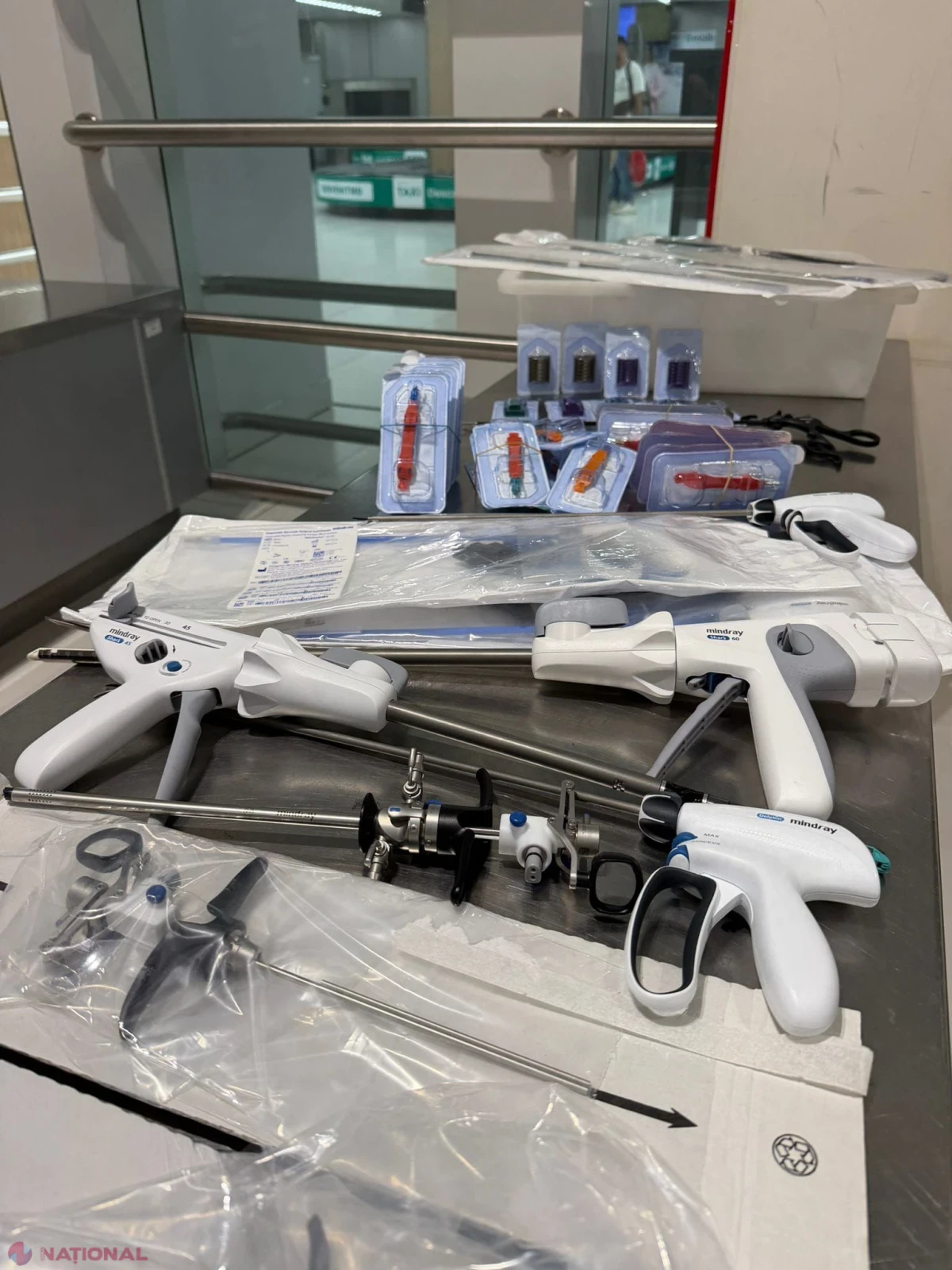 Peste 200 de dispozitive și produse medicale nedeclarate, găsite în bagajele a doi pasageri la Aeroportul Chișinău