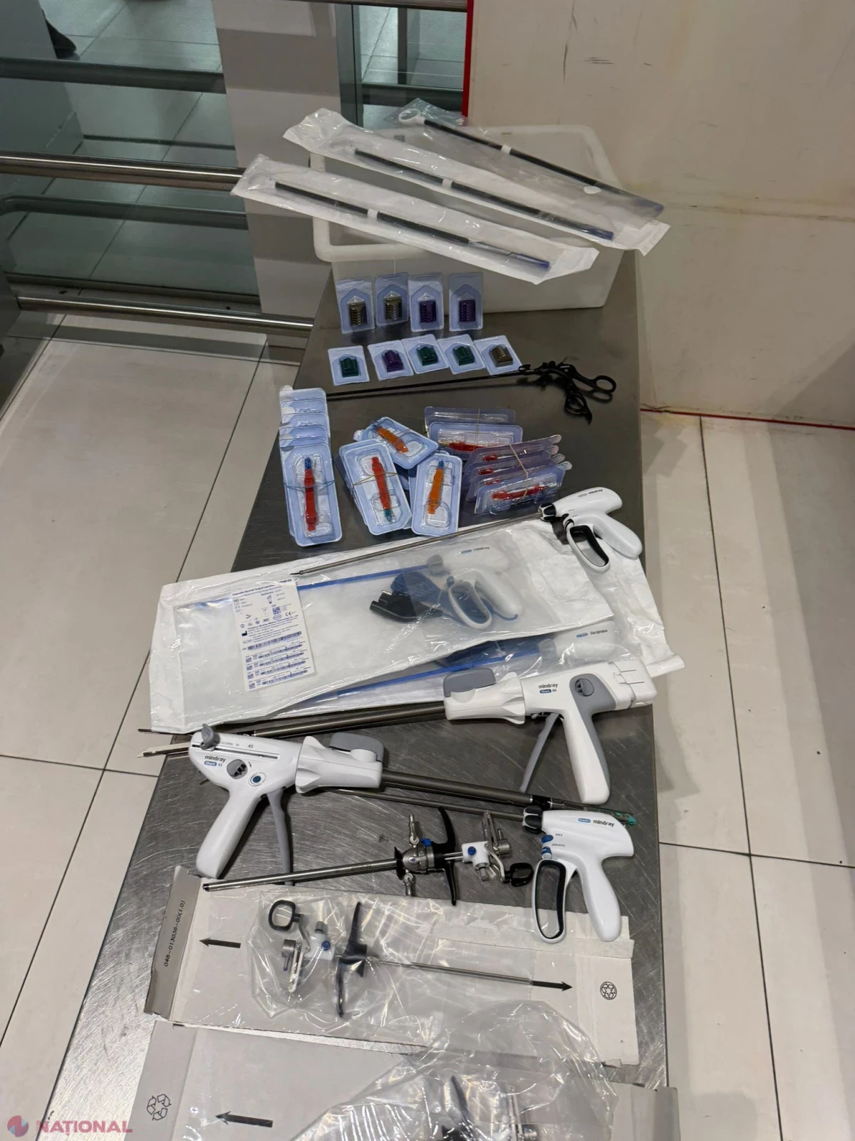 Peste 200 de dispozitive și produse medicale nedeclarate, găsite în bagajele a doi pasageri la Aeroportul Chișinău