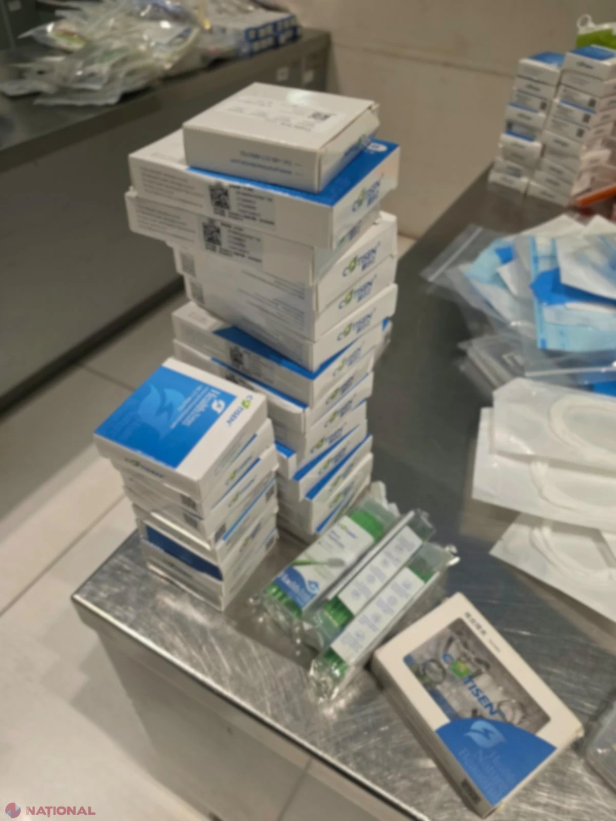 Peste 200 de dispozitive și produse medicale nedeclarate, găsite în bagajele a doi pasageri la Aeroportul Chișinău