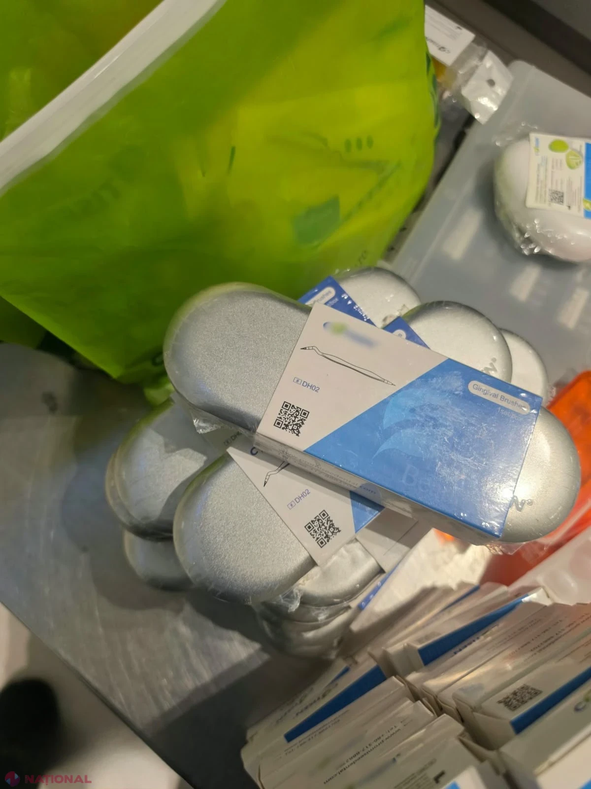 Peste 200 de dispozitive și produse medicale nedeclarate, găsite în bagajele a doi pasageri la Aeroportul Chișinău