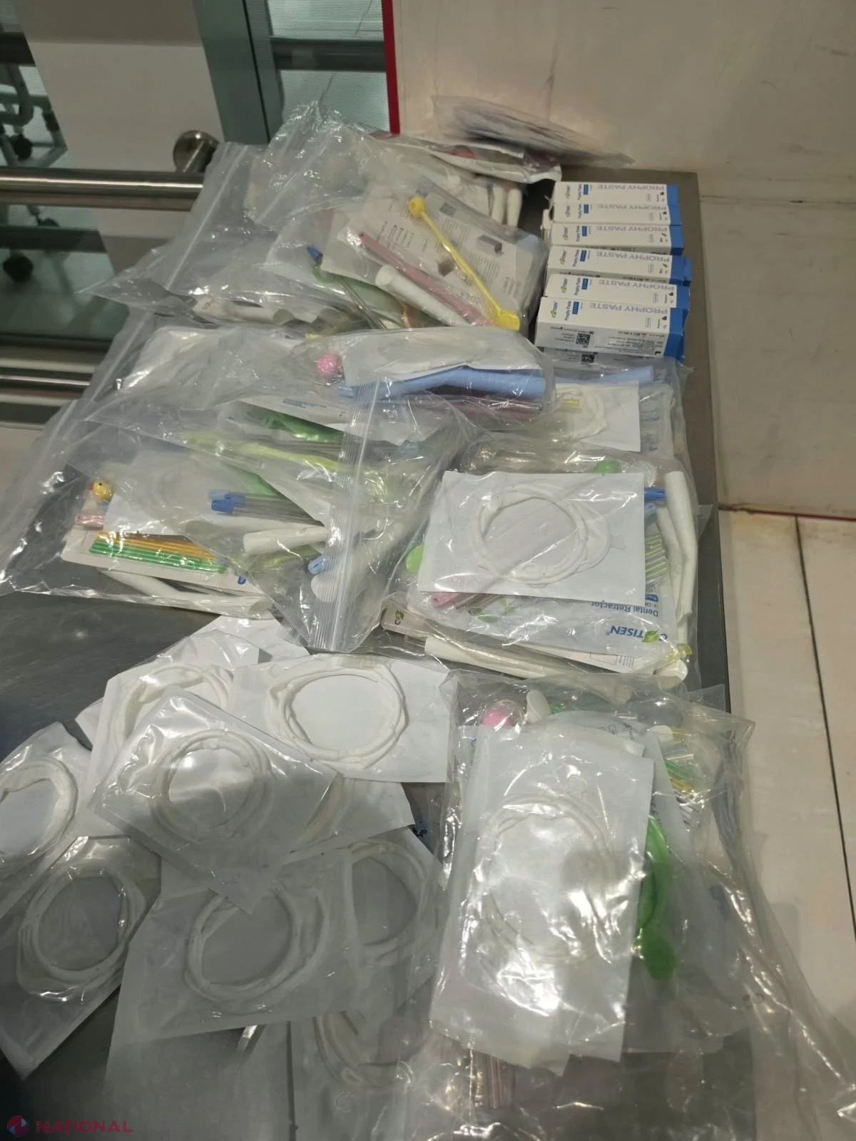 Peste 200 de dispozitive și produse medicale nedeclarate, găsite în bagajele a doi pasageri la Aeroportul Chișinău