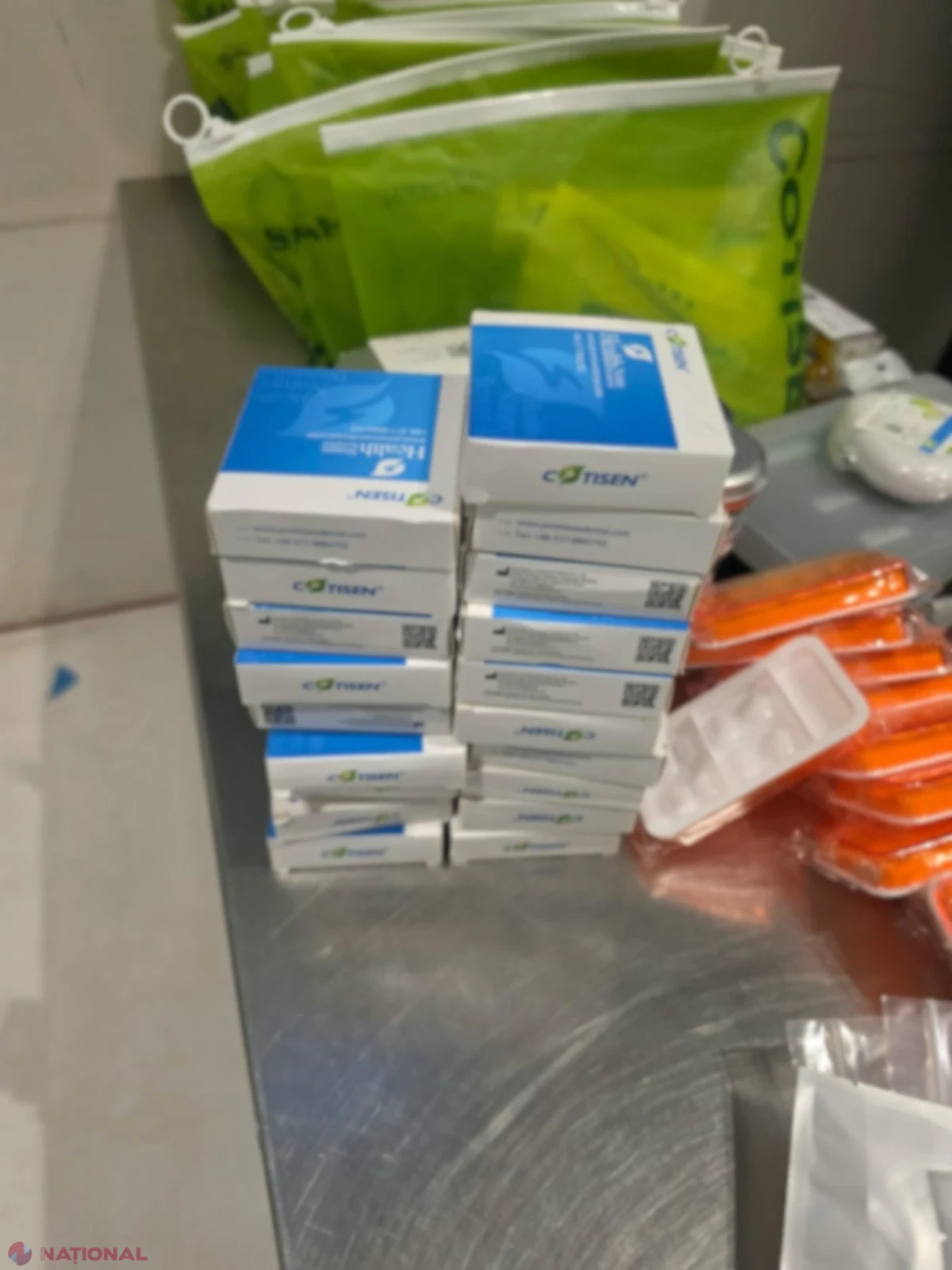 Peste 200 de dispozitive și produse medicale nedeclarate, găsite în bagajele a doi pasageri la Aeroportul Chișinău