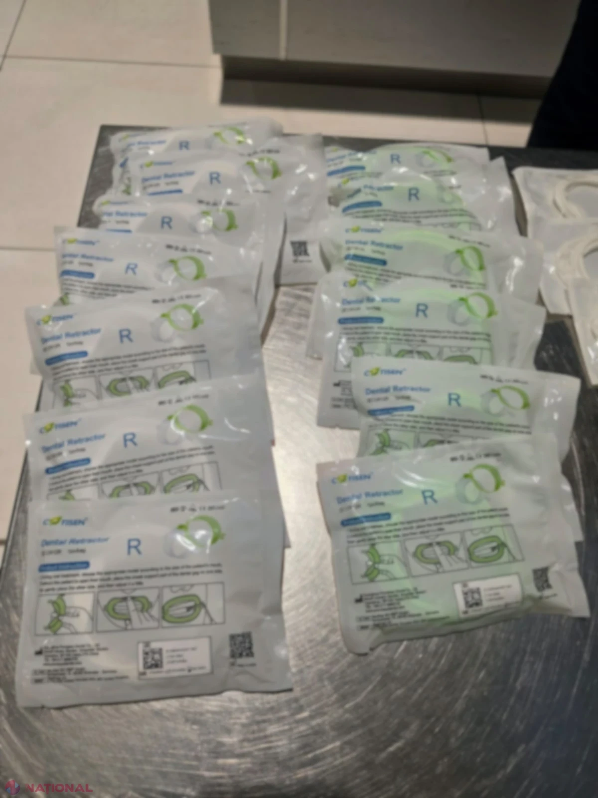 Peste 200 de dispozitive și produse medicale nedeclarate, găsite în bagajele a doi pasageri la Aeroportul Chișinău