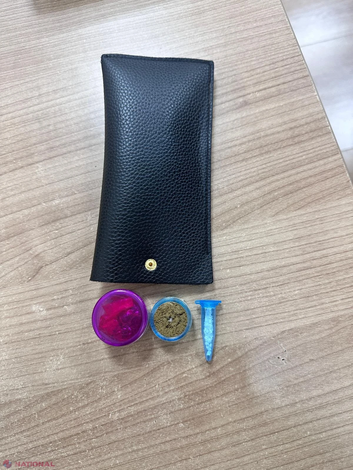 Substanțe presupuse a fi droguri, depistate în bagajele a doi pasageri la vama Palanca