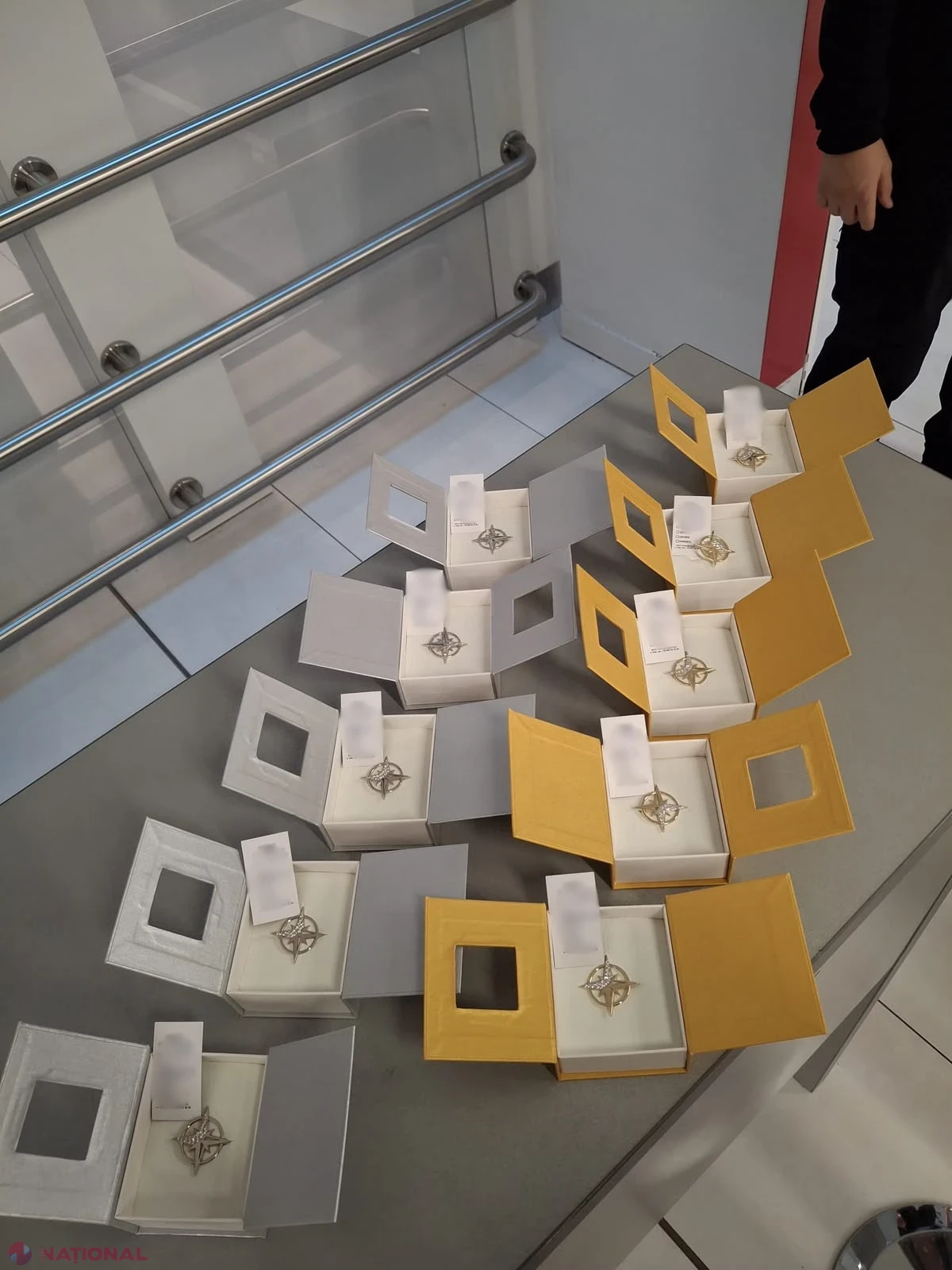 Trei cazuri de transportare nedeclarată a bijuteriilor, monedelor și figurinelor din argint, documentate la Aeroportul Chișinău