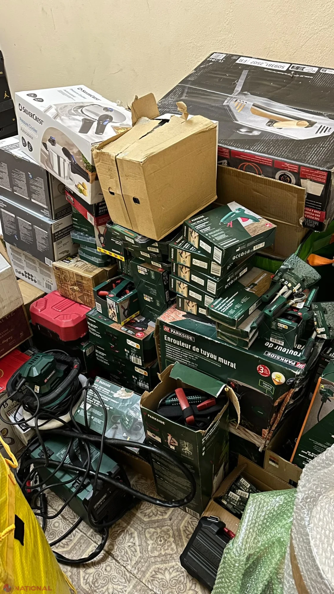 A declarat că transportă doar bunuri personale, dar vameșii au găsit mărfuri comerciale. Șoferul riscă sancțiuni și confiscarea bunurilor