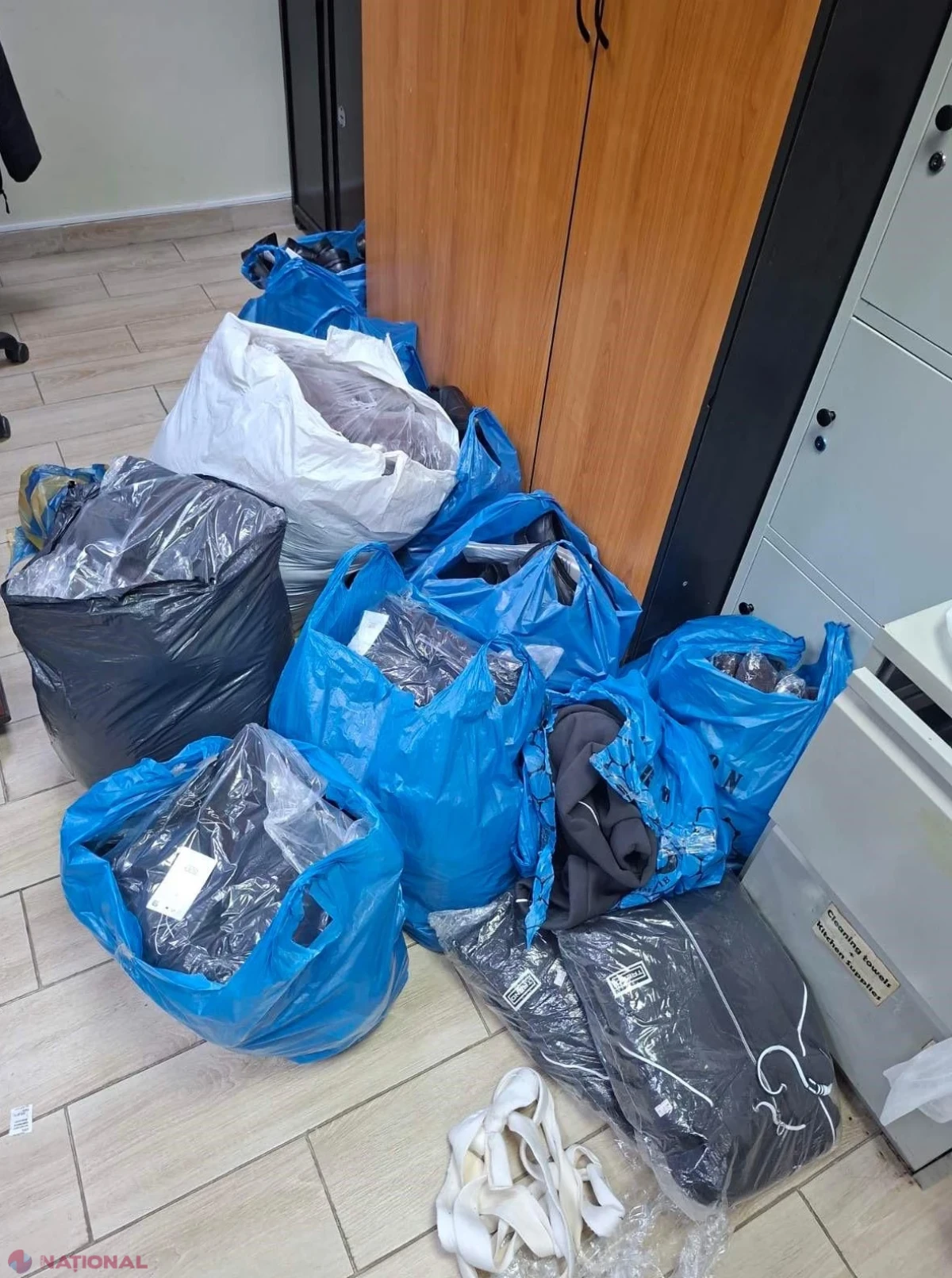 Imprimante 3D, piese auto și haine de peste 300 de mii de lei, transportate fără acte, ridicate de vameși