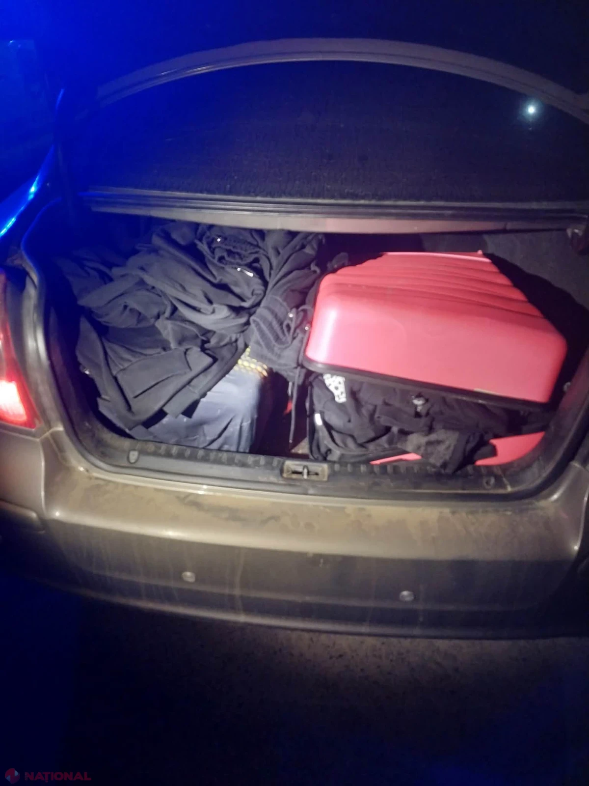 Articole vestimentare, piese auto și articole de feronerie, ridicate de vameși pentru lipsa actelor de proveniență
