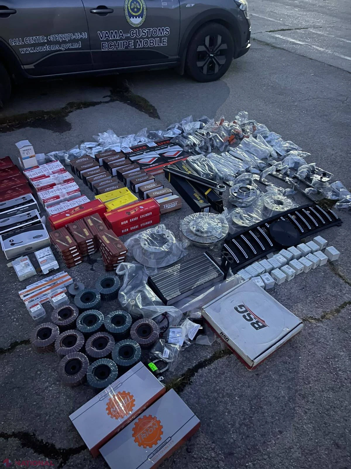 Articole vestimentare, piese auto și articole de feronerie, ridicate de vameși pentru lipsa actelor de proveniență