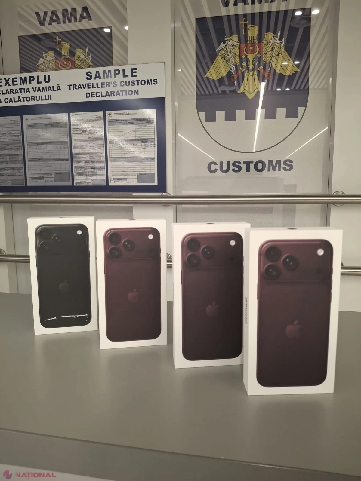 Patru telefoane de ultim model, descoperite în bagajul unui pasager care a ales culoarul verde la vamă