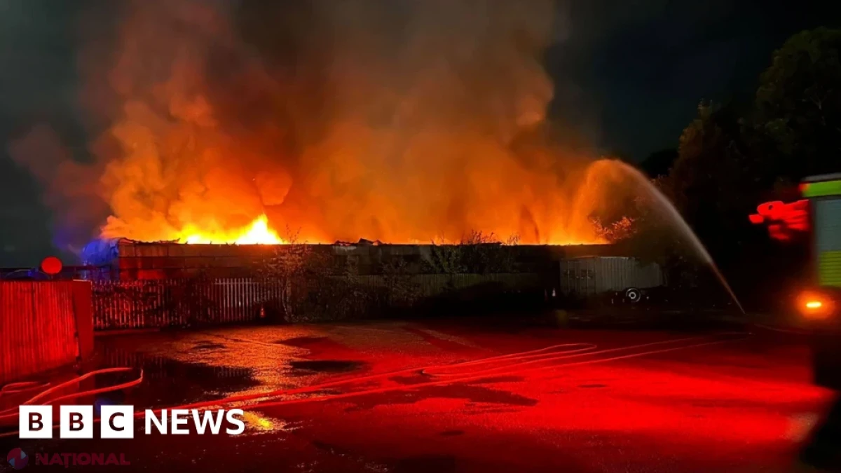 Mai multe vehicule și remorci, avariate într-un incendiu accidental izbucnit la o companie de reciclare a bateriilor