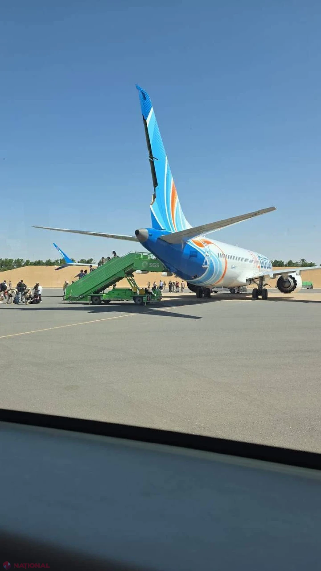 Pasagerii au imobilizat copilotul care ar fi încercat să prăbușească un avion flydubai, după ce l-a înjunghiat pe pilot