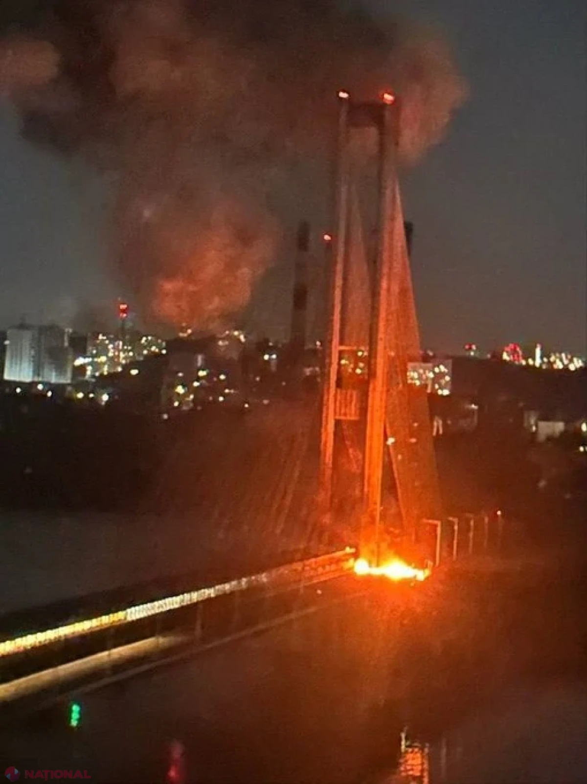 Podul de Sud din Kiev, lovit de trei ori într-o zi: o persoană a murit, iar traficul peste Nipru a fost restricționat