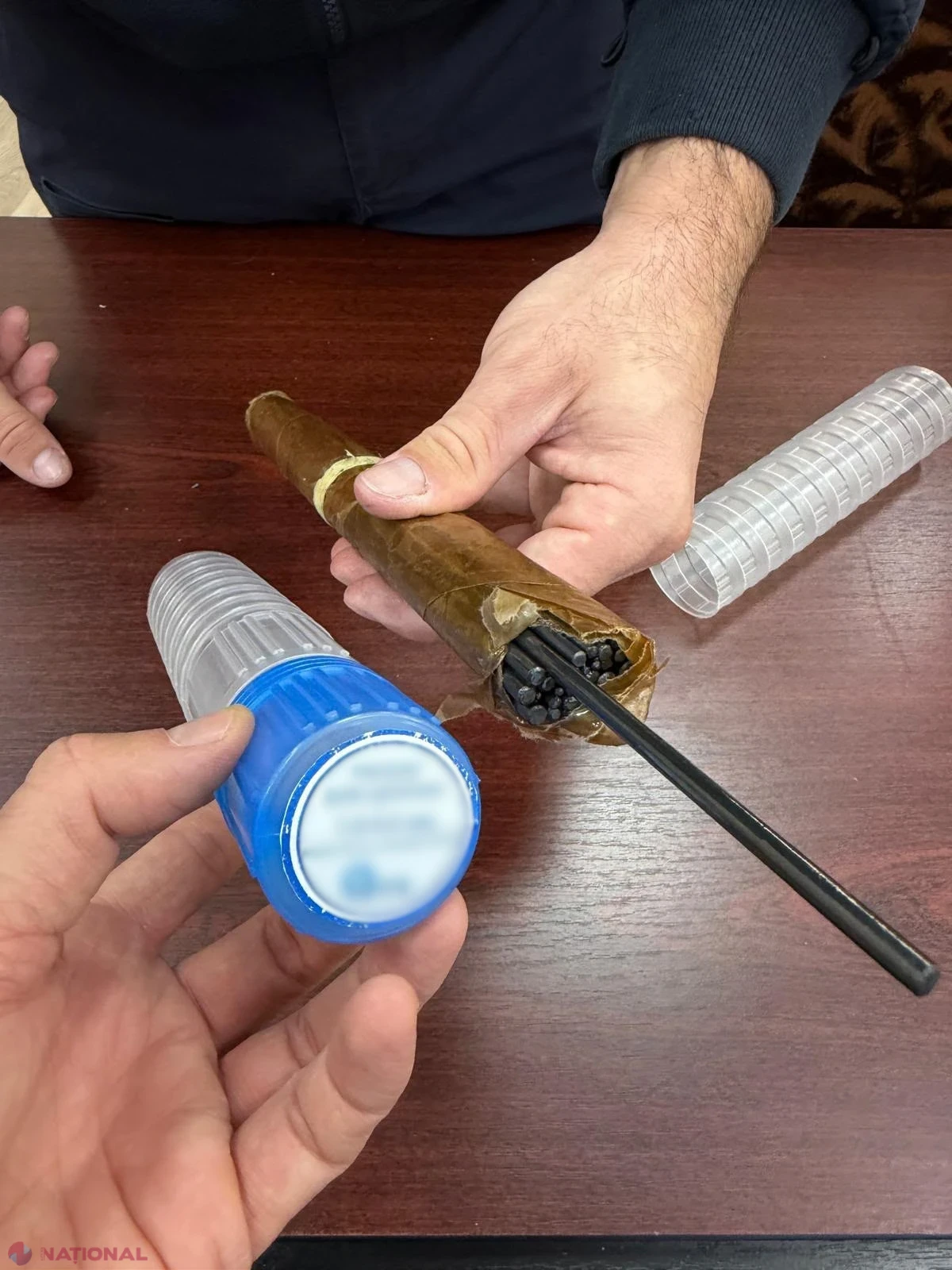 Produse pentru protetică dentară, ascunse sub banchetele unui microbuz, depistate la vama Tudora