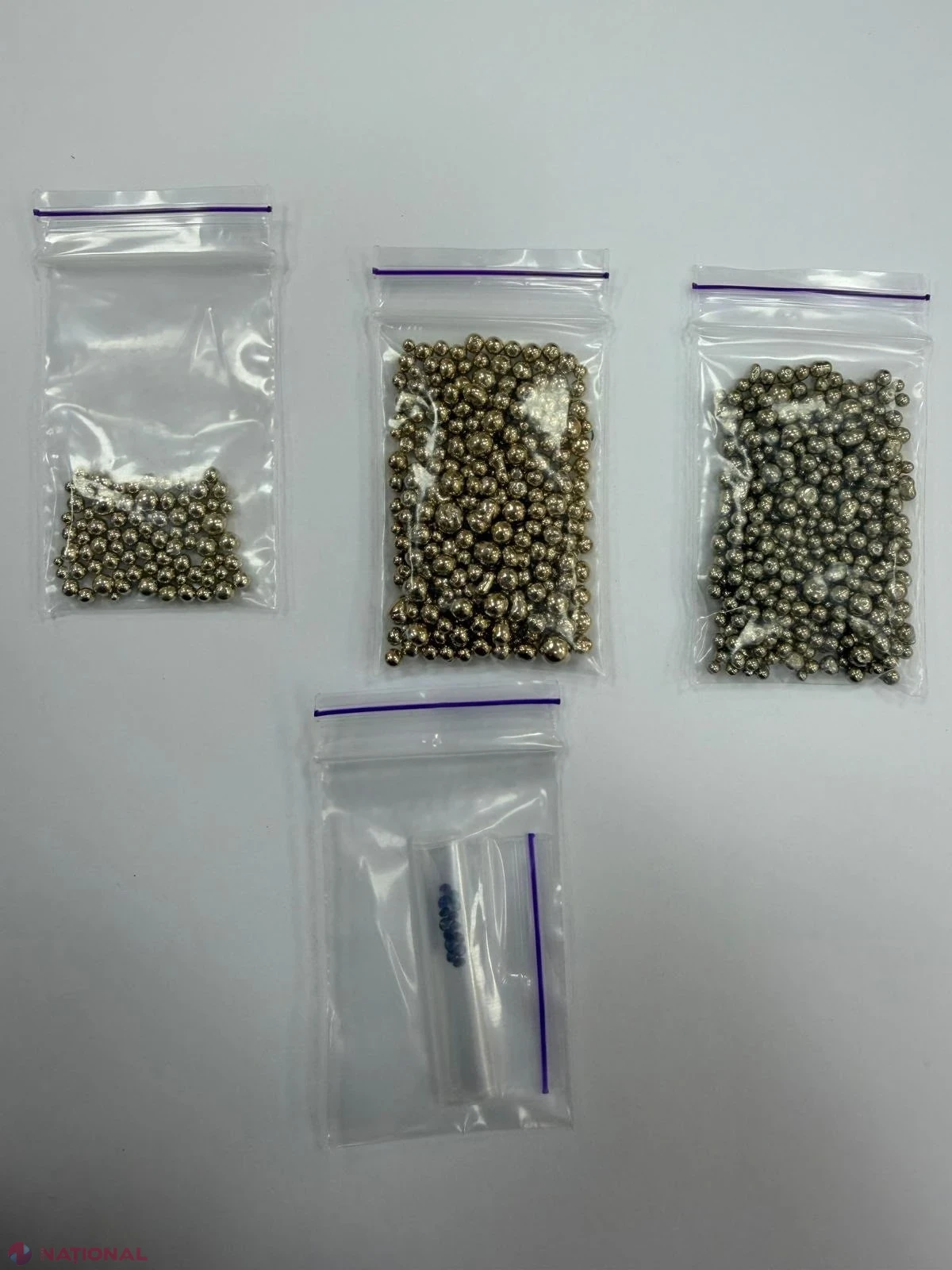 Produse pentru protetică dentară, ascunse sub banchetele unui microbuz, depistate la vama Tudora