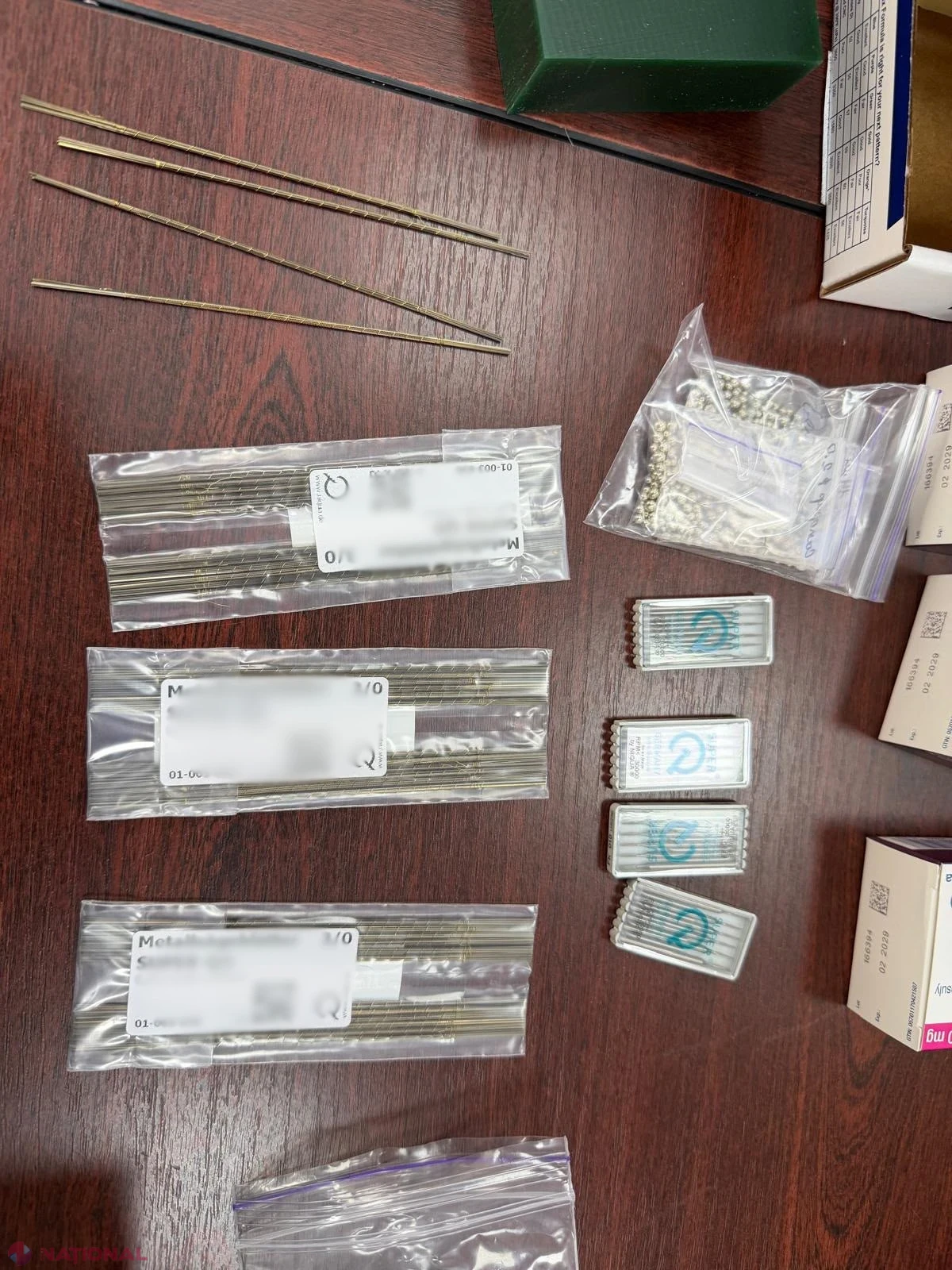 Produse pentru protetică dentară, ascunse sub banchetele unui microbuz, depistate la vama Tudora