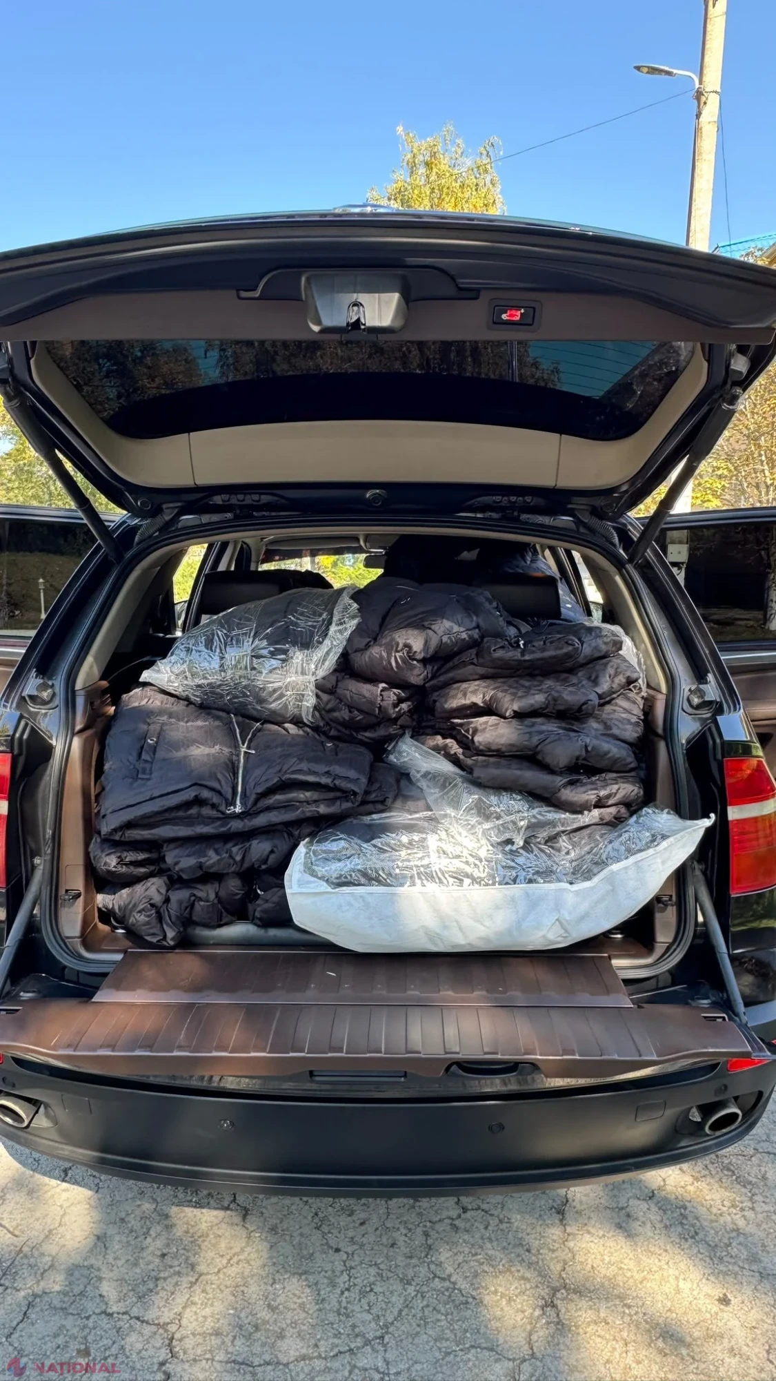 60 de scurte și mai multe parfumuri fără acte, depistate într-un BMW X5 la Congaz