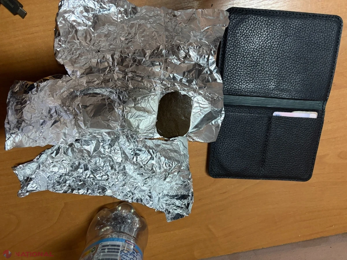 Substanță vegetală presată, depistată în portmoneul unui pasager la postul vamal Leușeni