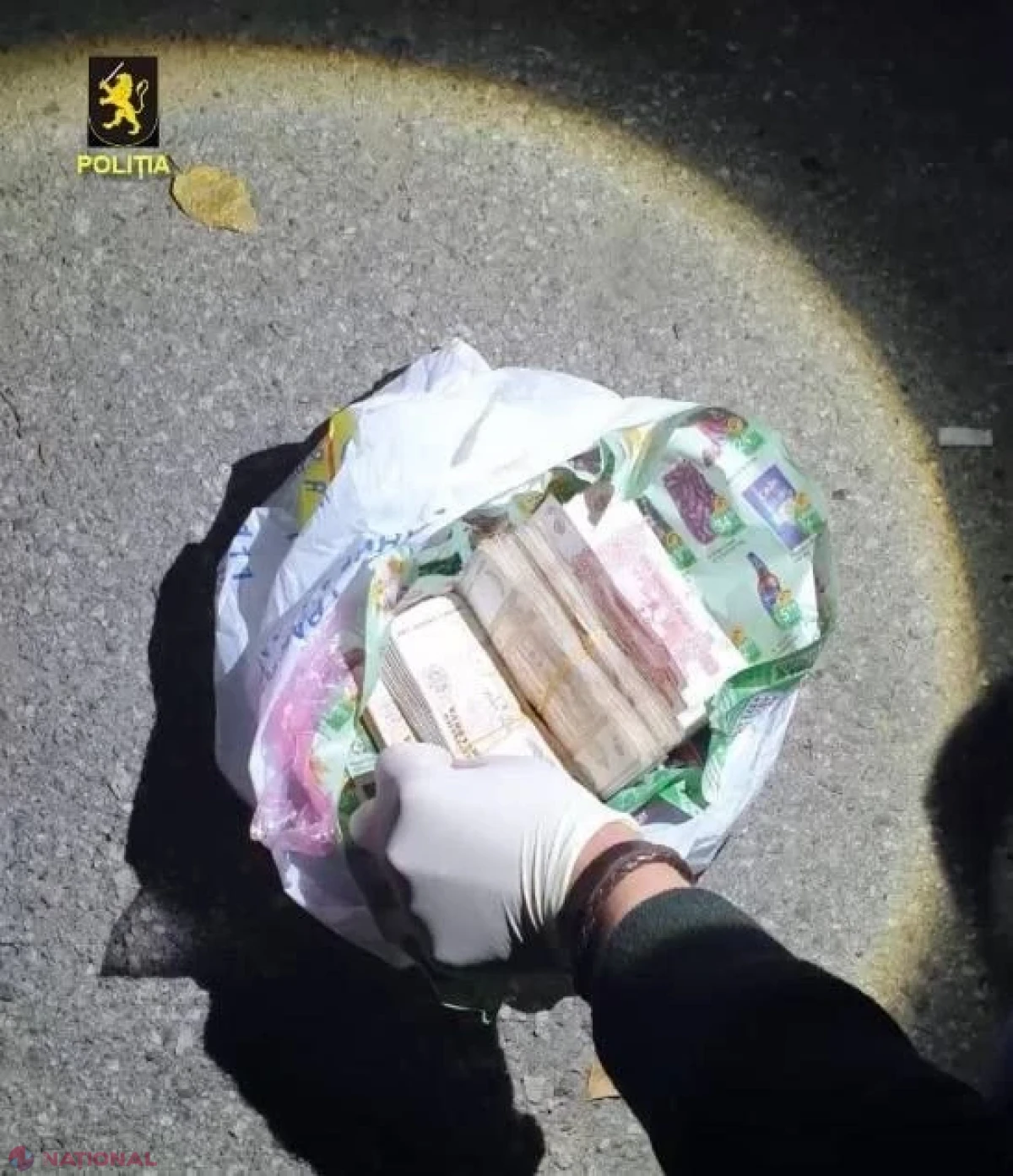 O femeie de 66 de ani, la un pas să-și piardă apartamentul. Doi curieri, reținuți în flagrant la Chișinău