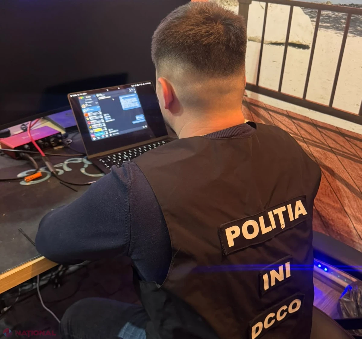 Trei persoane, reținute într-un dosar de escrocherie online. Au fost ridicați aproape 32.000 de dolari