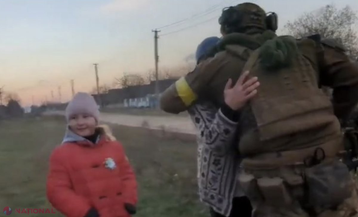VIDEO // Soldații ucraineni, întâmpinați cu lacrimi în ochi și cu flori de localnicii din Herson: „Gata cu statul în pivniță!” 